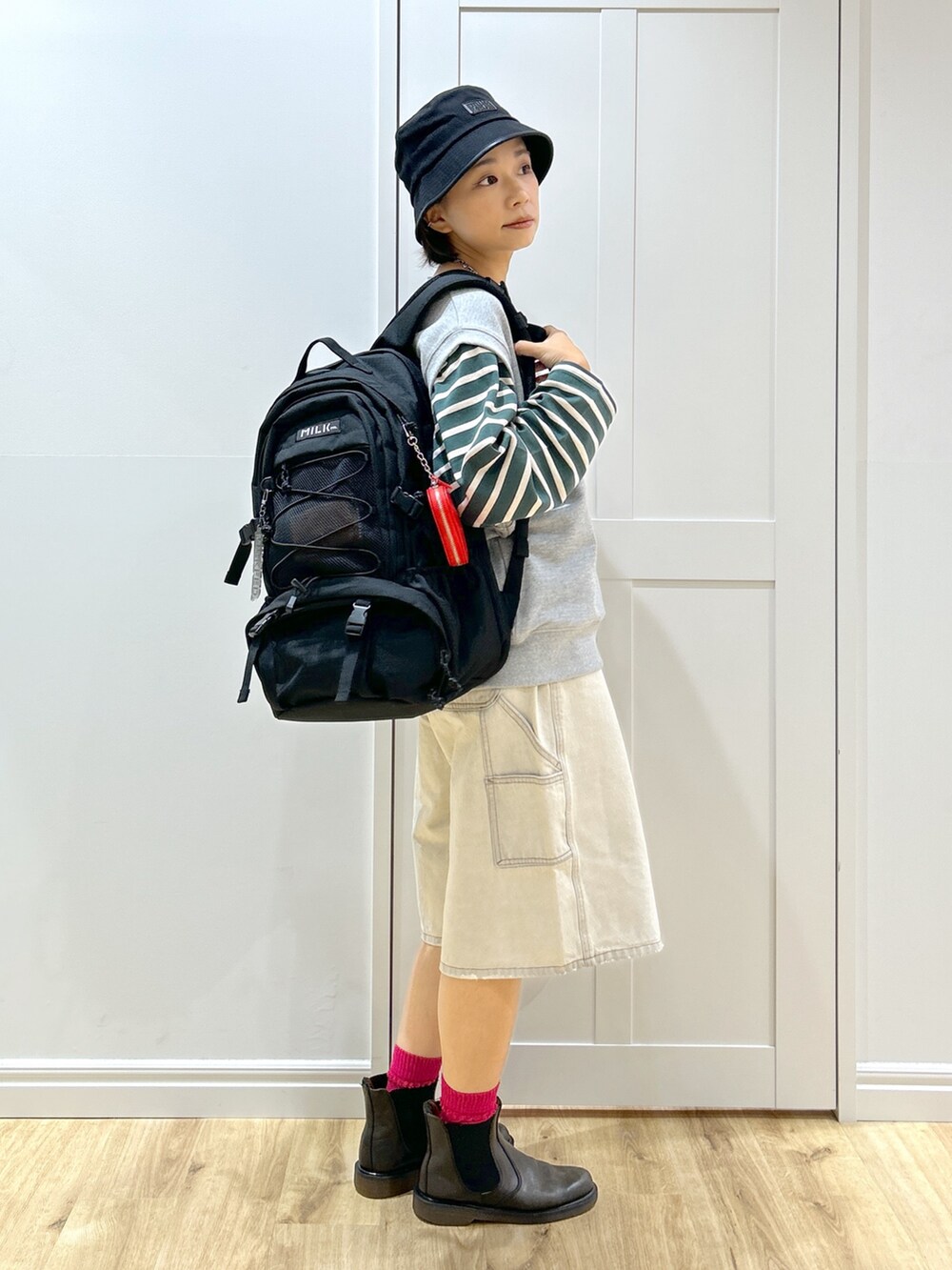 その他のTシャツ/カットソー、ホワイト系のデニムパンツ、グレー系のベストを着用したレディースの秋コーディネートの2枚目の写真