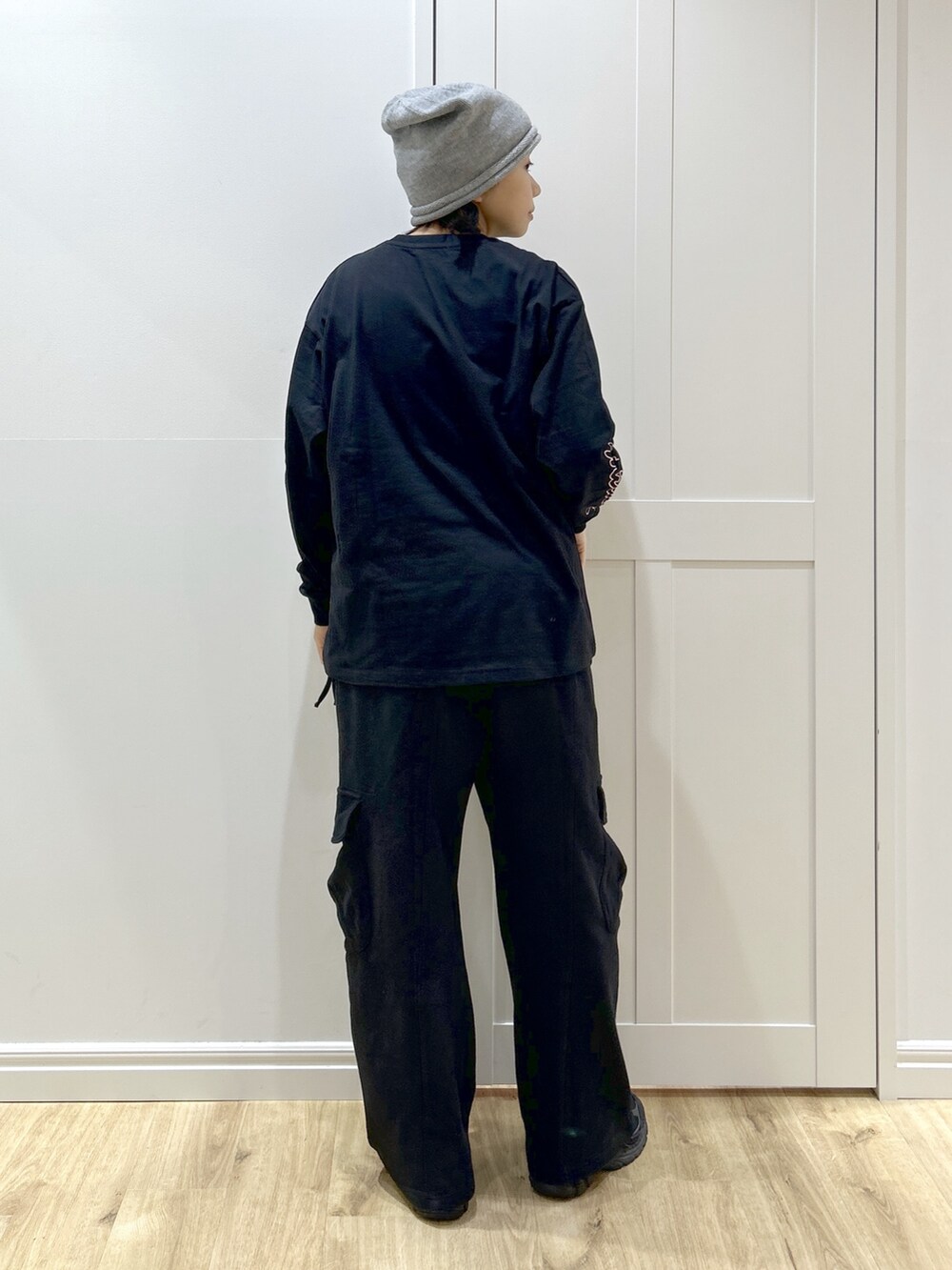 ブラック系のダウンジャケット/コート、ブラック系のTシャツ/カットソー、ブラック系のスウェットパンツを着用したレディースの冬コーディネートの8枚目の写真