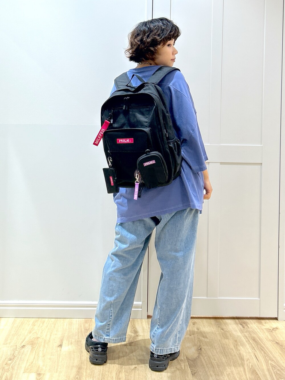 ブルー系のTシャツ/カットソー、ブルー系のデニムパンツ、ピンク系のバックパック/リュックを着用したレディースの夏コーディネートの2枚目の写真