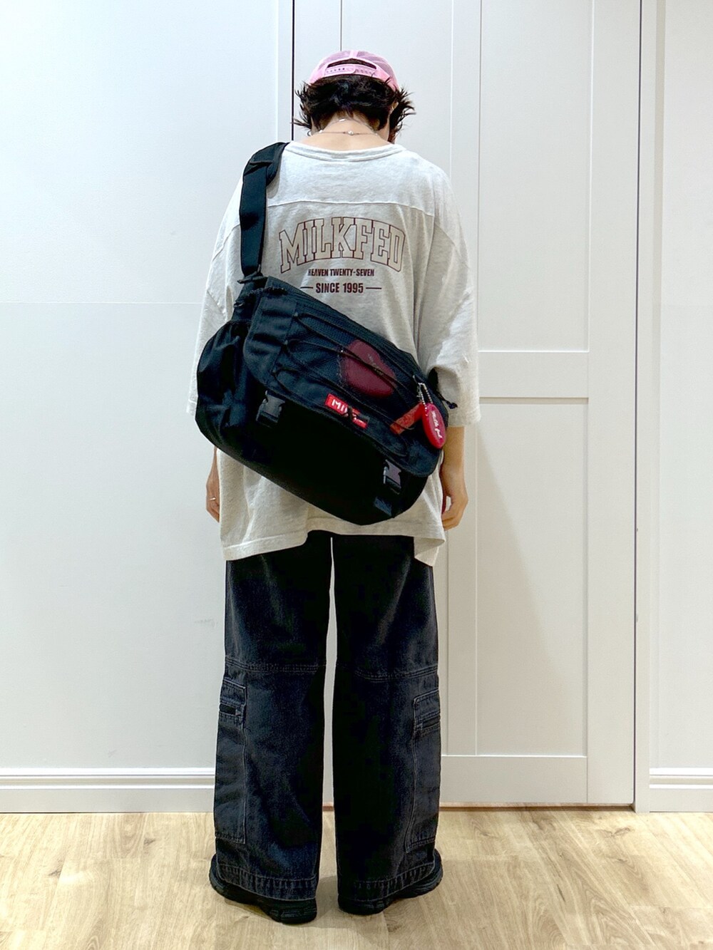 「カーゴパンツ、スポーツミックス、デニム、スニーカー、オトナカジュアル、お洒落さんとつながりたい、ママファッション、楽チンコーデ、ブラック、今日のコーデ、ootd、カジュアル、カジュアルコーデ、キャップ、メッセンジャーバッグ」｜「MILKFED.のCARGO PANTS（デニムパンツ、ブラック系）」を使った、MIKOTOさん（レディース・164cm）の夏コーディネートの3枚目の写真