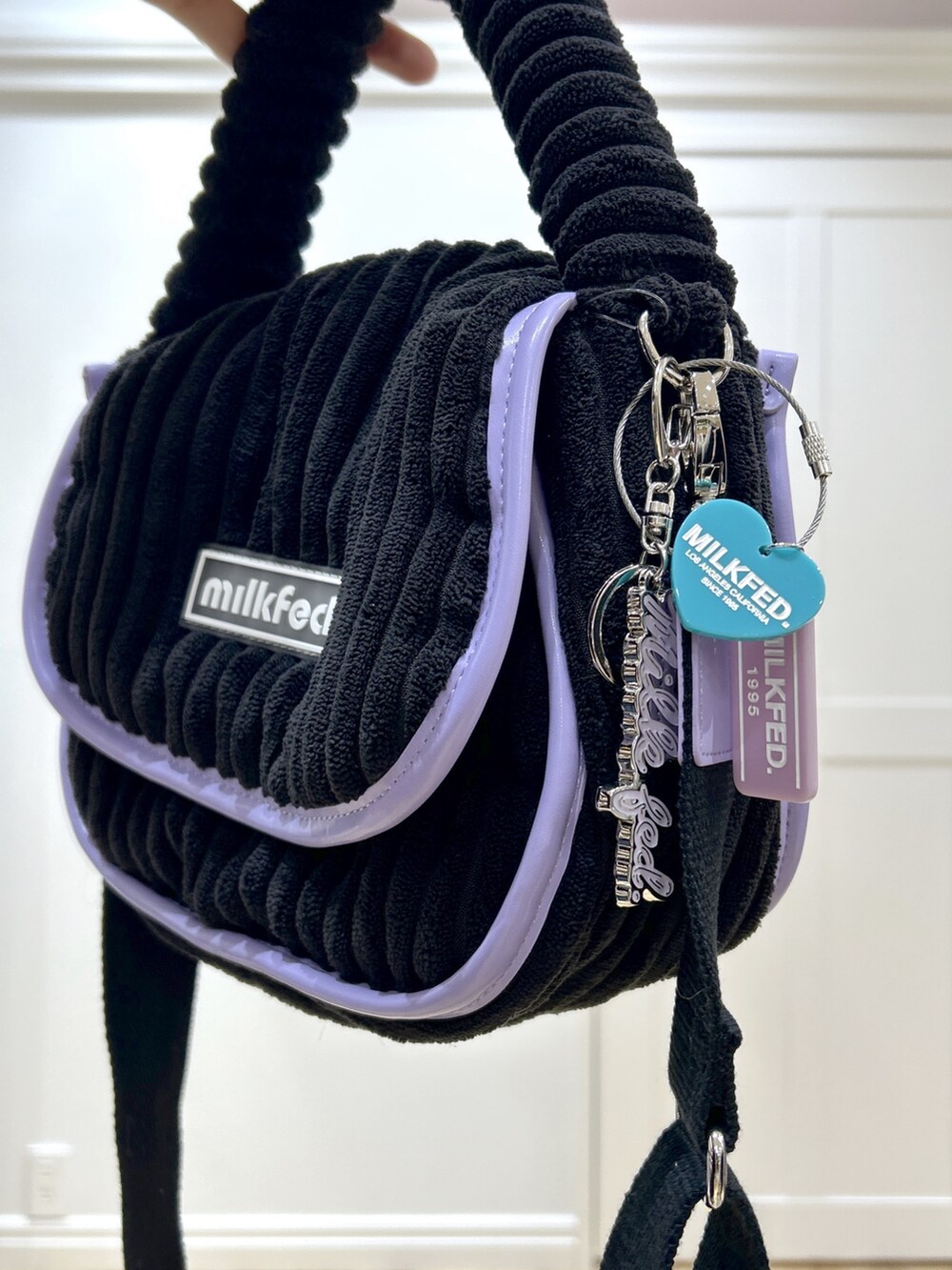 ブラック系のダウンジャケット/コート、ブラック系のTシャツ/カットソー、ブラック系のスウェットパンツを着用したレディースの冬コーディネートの9枚目の写真