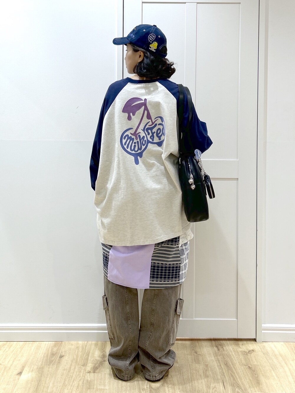 ベージュ系のTシャツ/カットソー、パープル系のシャツ/ブラウス、ブラウン系のその他パンツを着用したレディースの春コーディネートの4枚目の写真