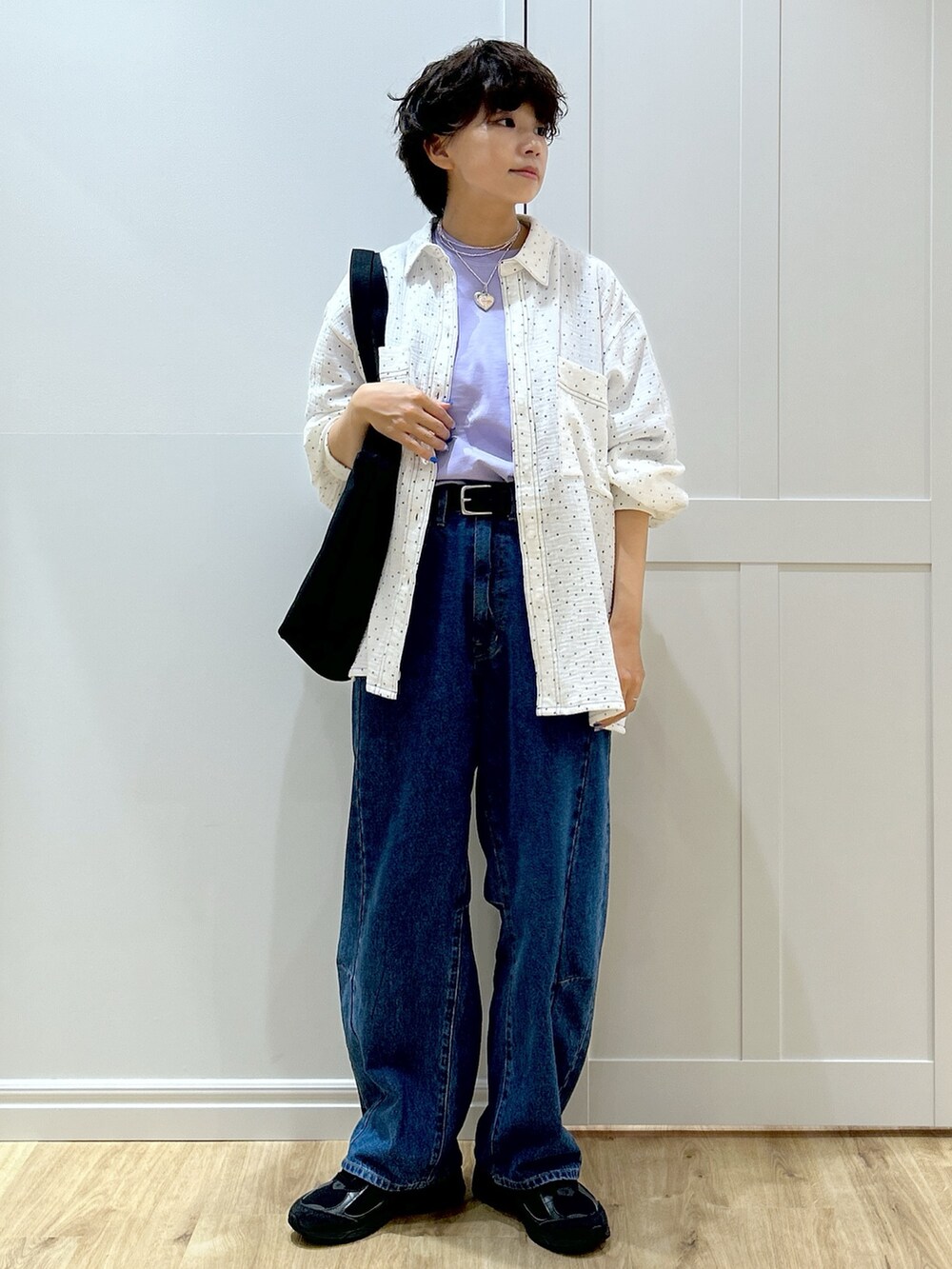 「柄シャツ、ショルダーバッグ、シャツスタイル、きれいめカジュアル、デニム、トートバッグ、パンツスタイル、高身長女子、おしゃれさんと繋がりたい、シャツコーデ、シャツ、デニムパンツ、MILKFED.、レイヤードスタイル、ドット」｜「MILKFED.のSOLID GAUZE SHIRT（シャツ/ブラウス、ホワイト系）」を使った、MIKOTOさん（レディース・164cm）の春コーディネートの2枚目の写真