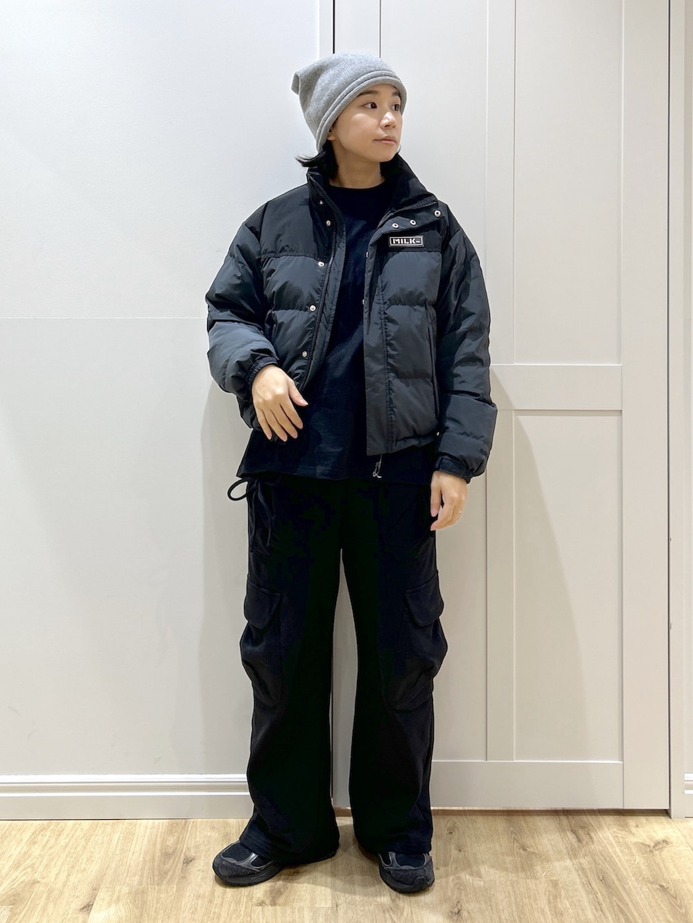 ブラック系のダウンジャケット/コート、ブラック系のTシャツ/カットソー、ブラック系のスウェットパンツを着用したレディースの冬コーディネートの4枚目の写真