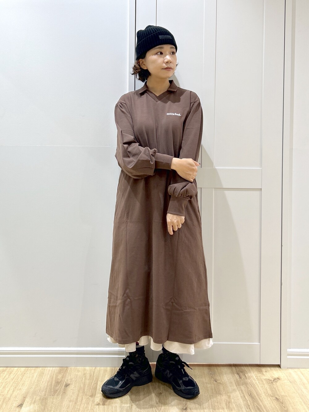 ブラウン系のニット/セーター、ブラウン系のワンピース、ベージュ系のスカートを着用したレディースの秋コーディネートの4枚目の写真