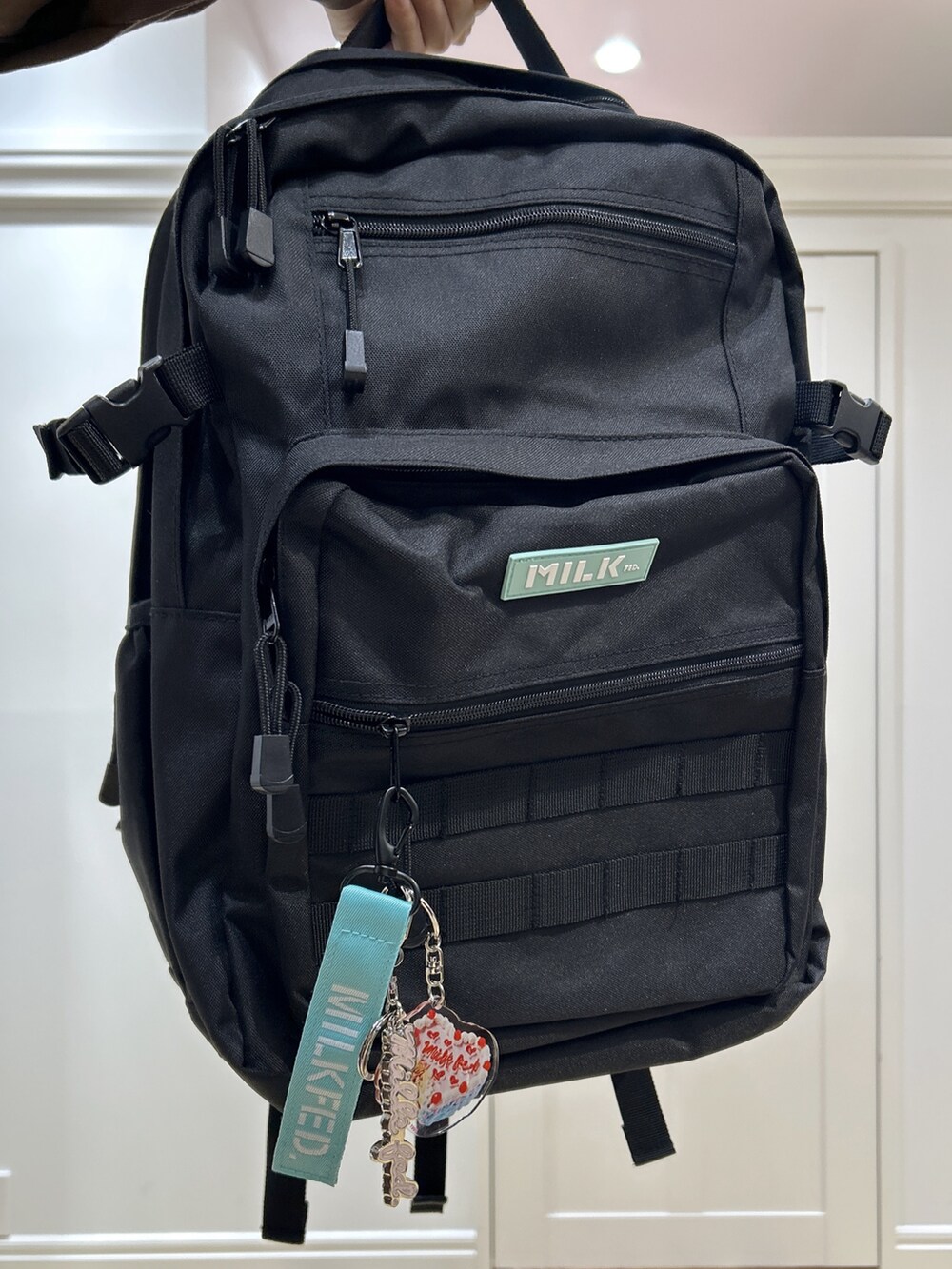 ベージュ系のマウンテンパーカー、ホワイト系のTシャツ/カットソー、ベージュ系のスカートを着用したレディースの秋コーディネートの10枚目の写真