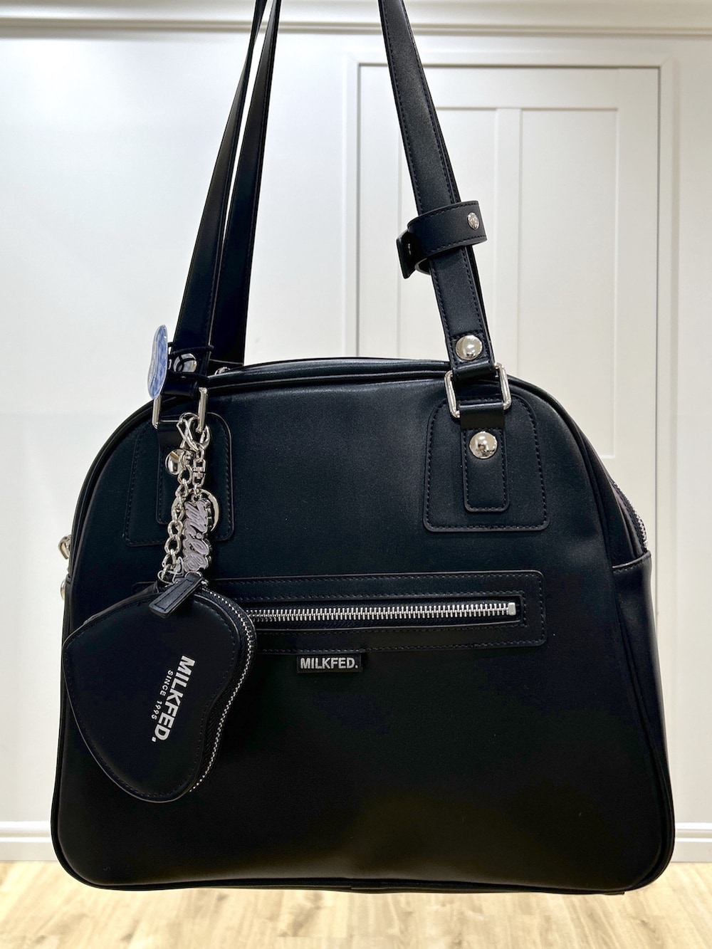 ベージュ系のTシャツ/カットソー、パープル系のシャツ/ブラウス、ブラウン系のその他パンツを着用したレディースの春コーディネートの6枚目の写真