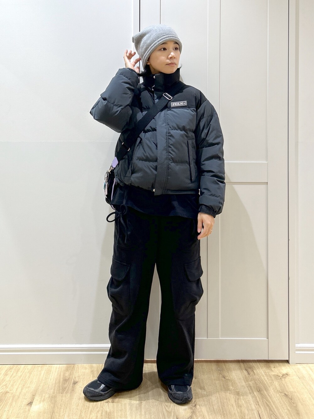 ブラック系のダウンジャケット/コート、ブラック系のTシャツ/カットソー、ブラック系のスウェットパンツを着用したレディースの冬コーディネートの2枚目の写真