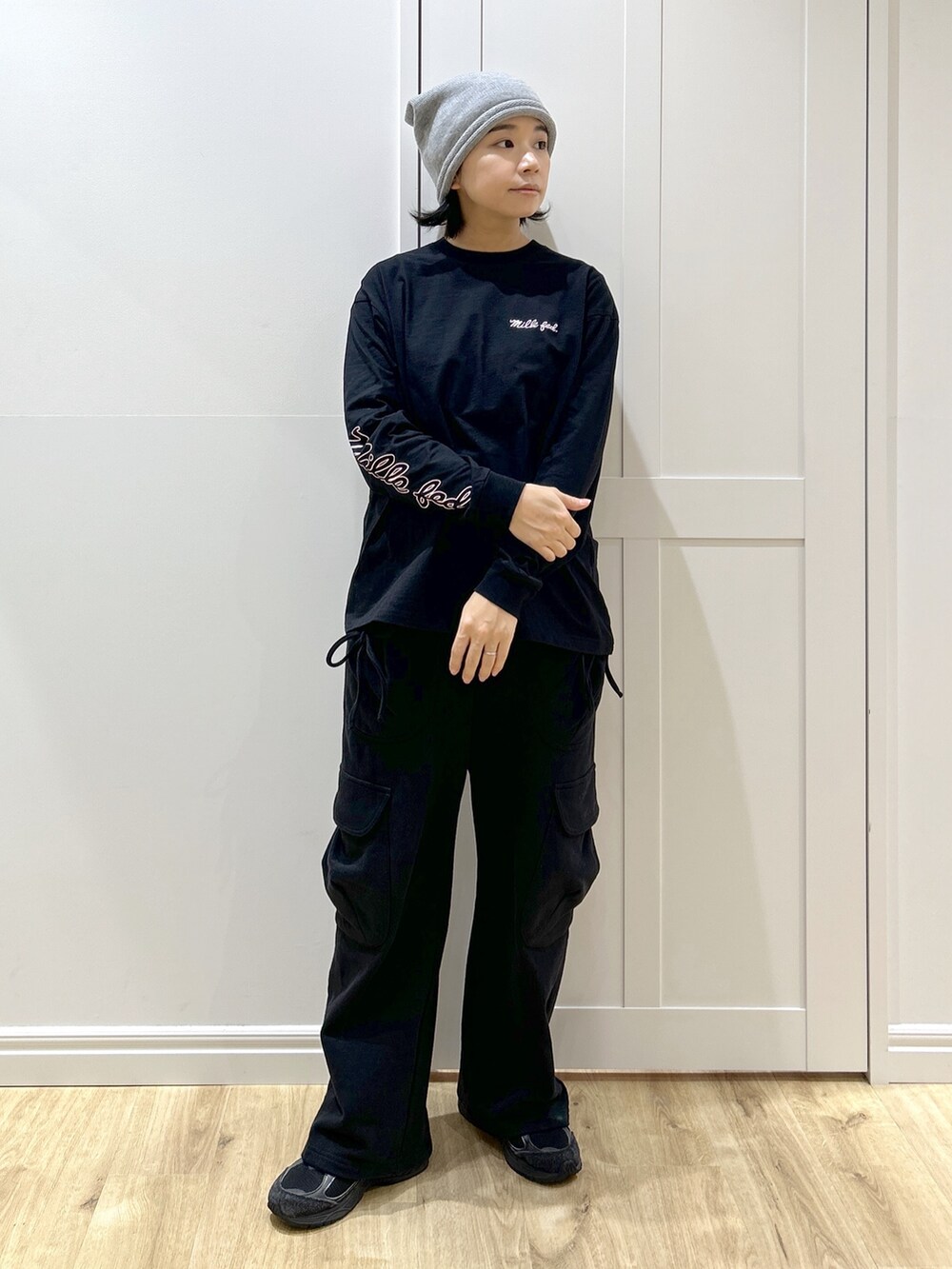 ブラック系のダウンジャケット/コート、ブラック系のTシャツ/カットソー、ブラック系のスウェットパンツを着用したレディースの冬コーディネートの7枚目の写真