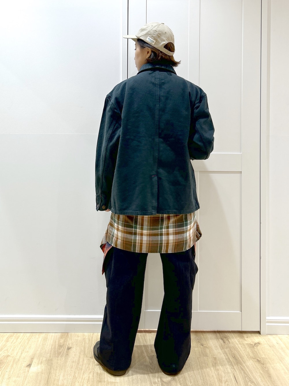 オレンジ系のシャツ/ブラウス、ブラック系のブルゾン、ホワイト系のTシャツ/カットソーを着用したレディースの秋コーディネートの7枚目の写真