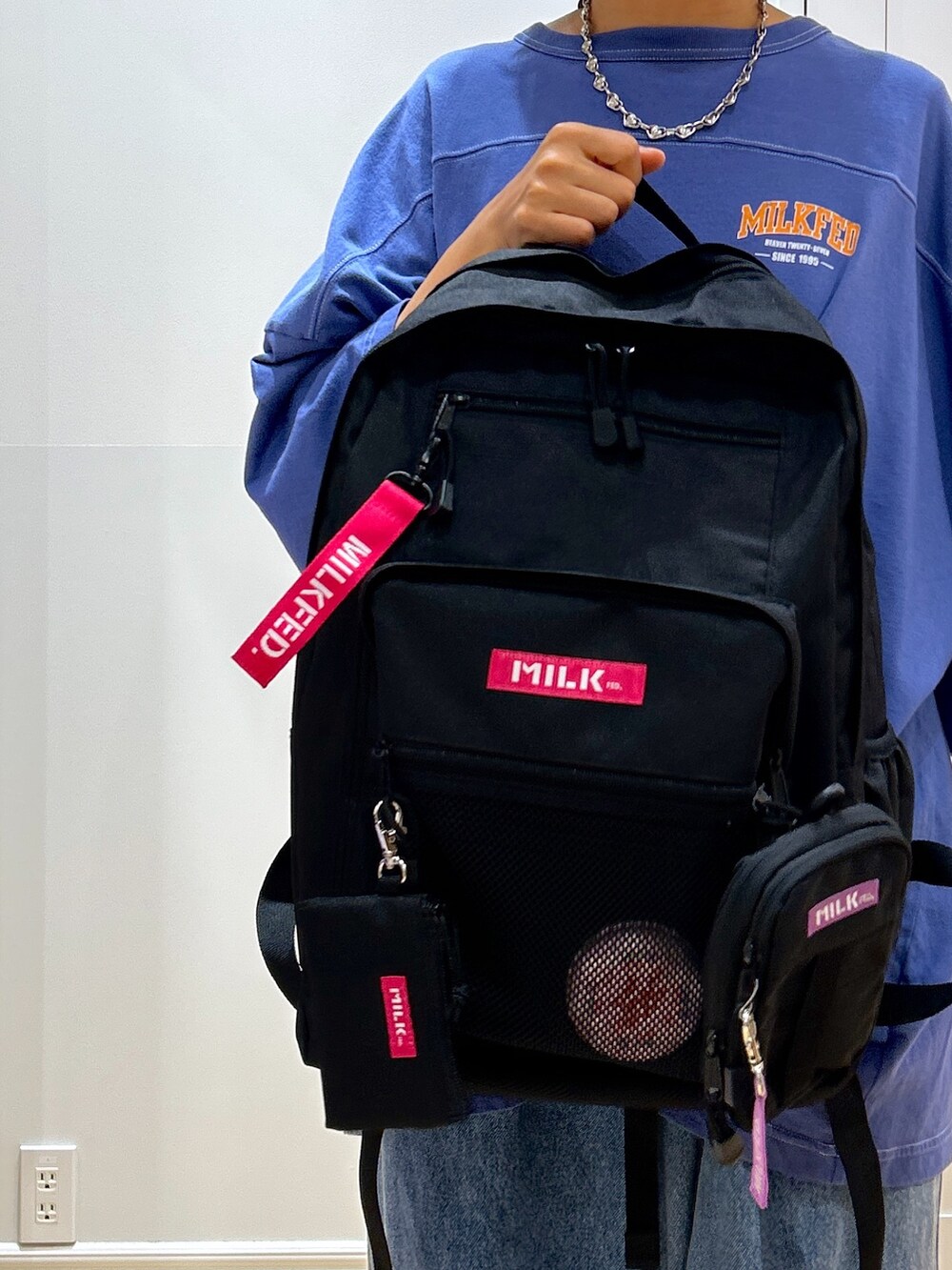 ブルー系のTシャツ/カットソー、ブルー系のデニムパンツ、ピンク系のバックパック/リュックを着用したレディースの夏コーディネートの7枚目の写真