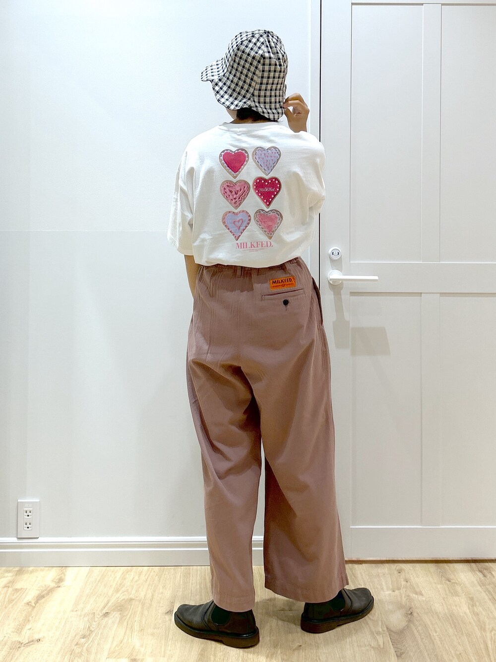 ホワイト系のTシャツ/カットソー、ベージュ系のその他パンツ、ホワイト系のハンドバッグを着用したレディースの夏コーディネートの3枚目の写真