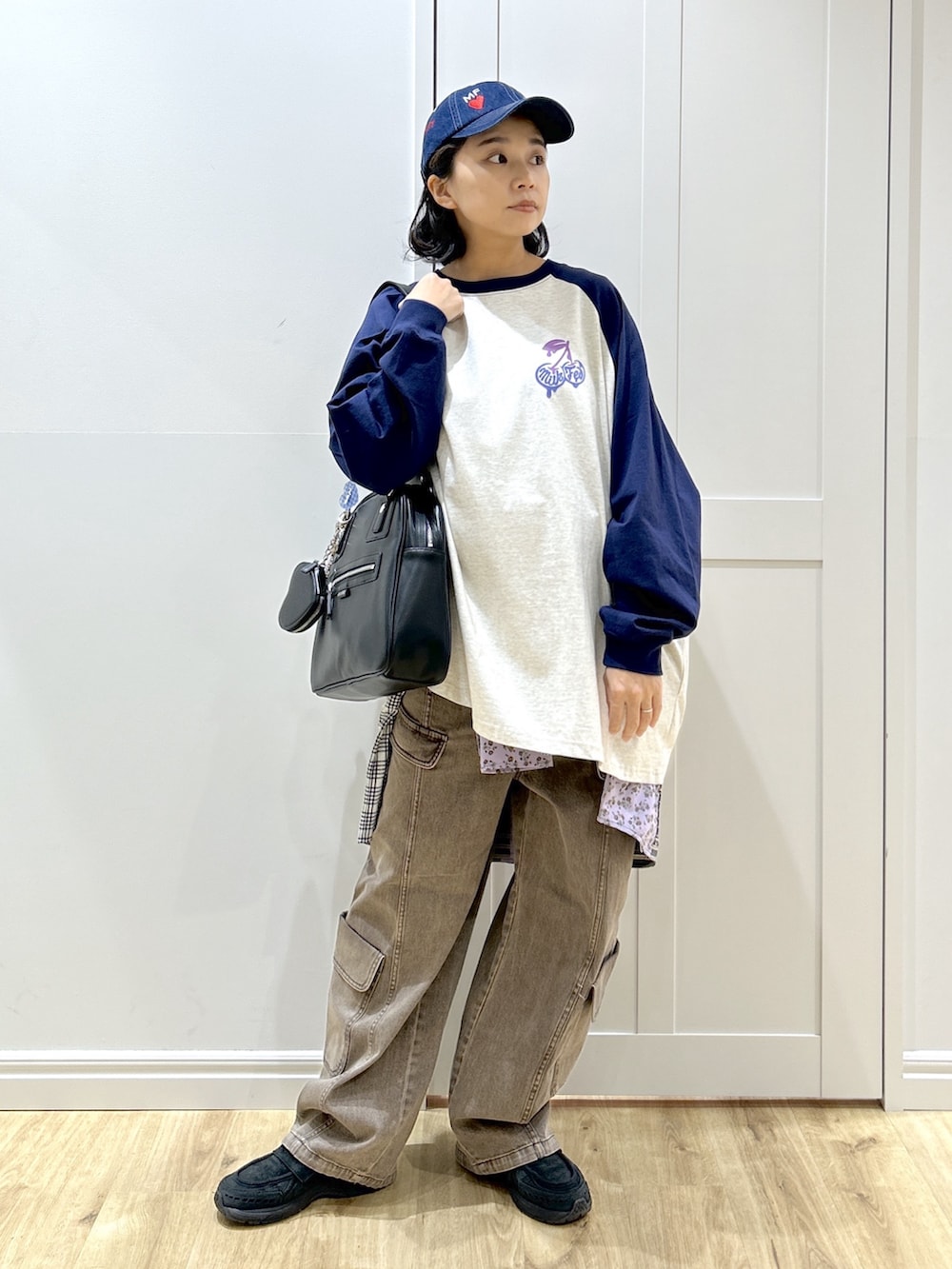 ベージュ系のTシャツ/カットソー、パープル系のシャツ/ブラウス、ブラウン系のその他パンツを着用したレディースの春コーディネートの2枚目の写真