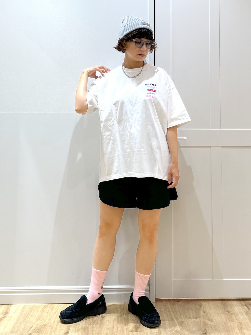 ブラック系のスウェットパンツ、ホワイト系のTシャツ/カットソー、パープル系のトートバッグを着用したレディースの夏コーディネートの3枚目の写真