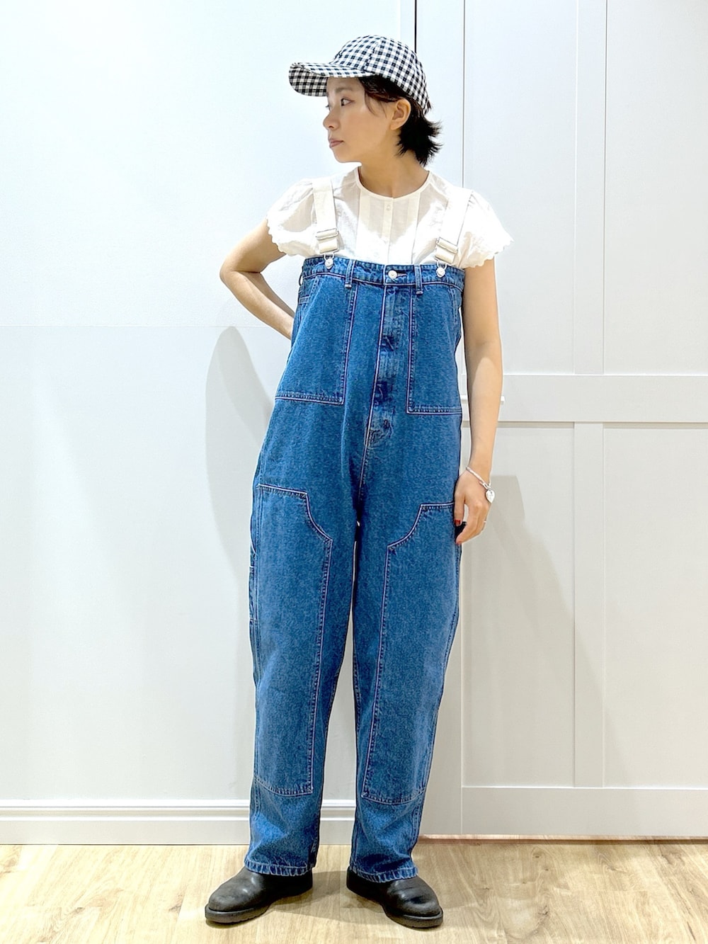 ホワイト系のシャツ/ブラウス、ブルー系のサロペット/オーバーオール、ピンク系のトートバッグを着用したレディースの夏コーディネートの3枚目の写真