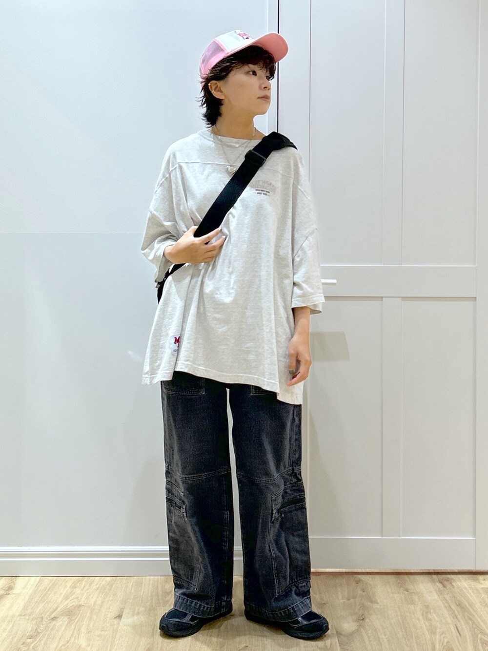 「カーゴパンツ、スポーツミックス、デニム、スニーカー、オトナカジュアル、お洒落さんとつながりたい、ママファッション、楽チンコーデ、ブラック、今日のコーデ、ootd、カジュアル、カジュアルコーデ、キャップ、メッセンジャーバッグ」｜「MILKFED.のCARGO PANTS（デニムパンツ、ブラック系）」を使った、MIKOTOさん（レディース・164cm）の夏コーディネートの2枚目の写真