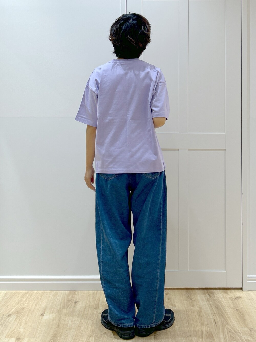 「柄シャツ、ショルダーバッグ、シャツスタイル、きれいめカジュアル、デニム、トートバッグ、パンツスタイル、高身長女子、おしゃれさんと繋がりたい、シャツコーデ、シャツ、デニムパンツ、MILKFED.、レイヤードスタイル、ドット」｜「MILKFED.のSOLID GAUZE SHIRT（シャツ/ブラウス、ホワイト系）」を使った、MIKOTOさん（レディース・164cm）の春コーディネートの5枚目の写真