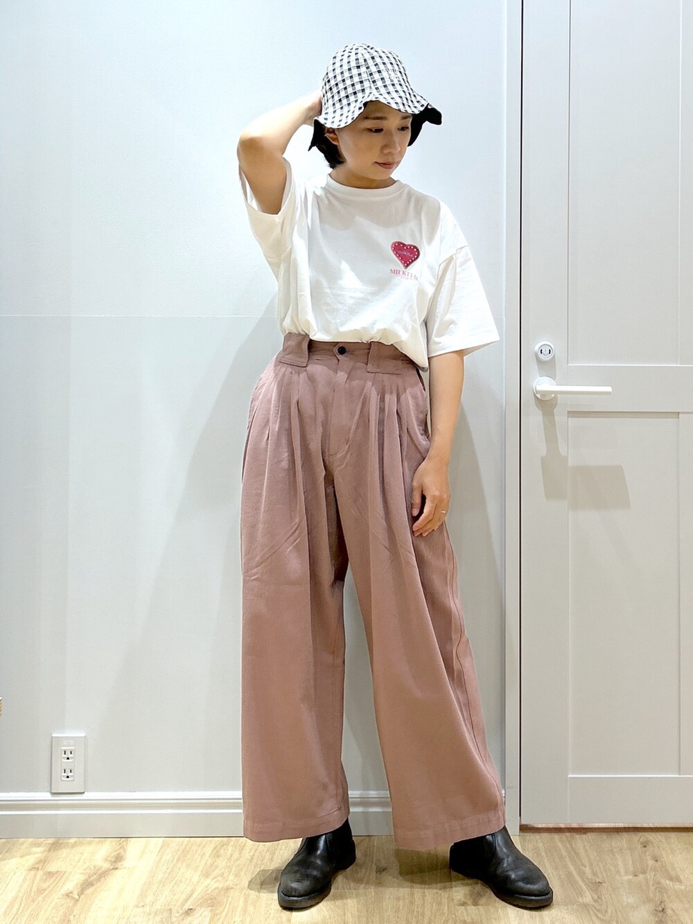 ホワイト系のTシャツ/カットソー、ベージュ系のその他パンツ、ホワイト系のハンドバッグを着用したレディースの夏コーディネートの2枚目の写真