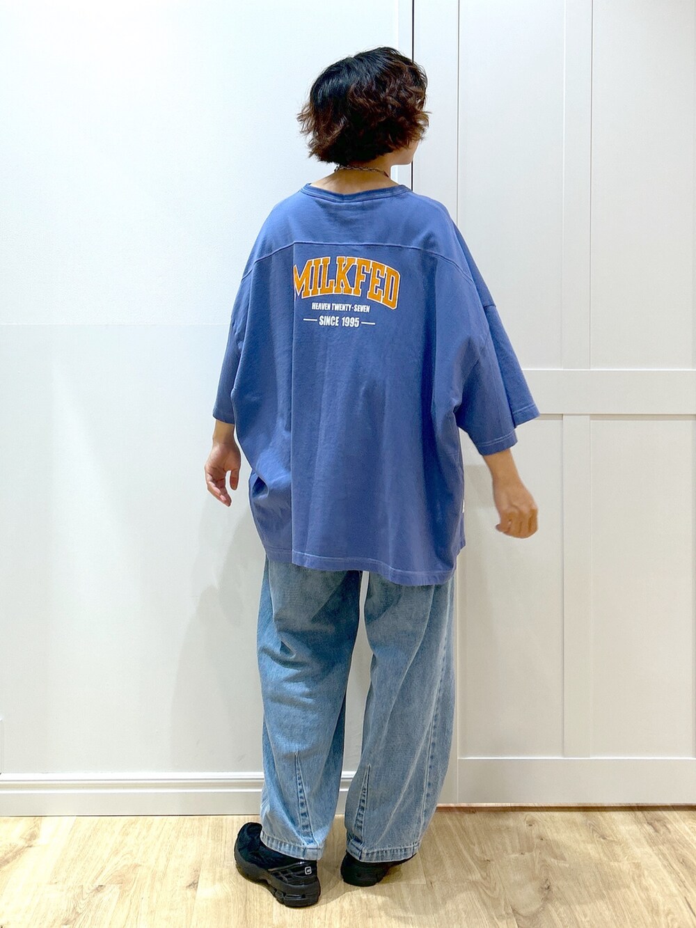 ブルー系のTシャツ/カットソー、ブルー系のデニムパンツ、ピンク系のバックパック/リュックを着用したレディースの夏コーディネートの6枚目の写真