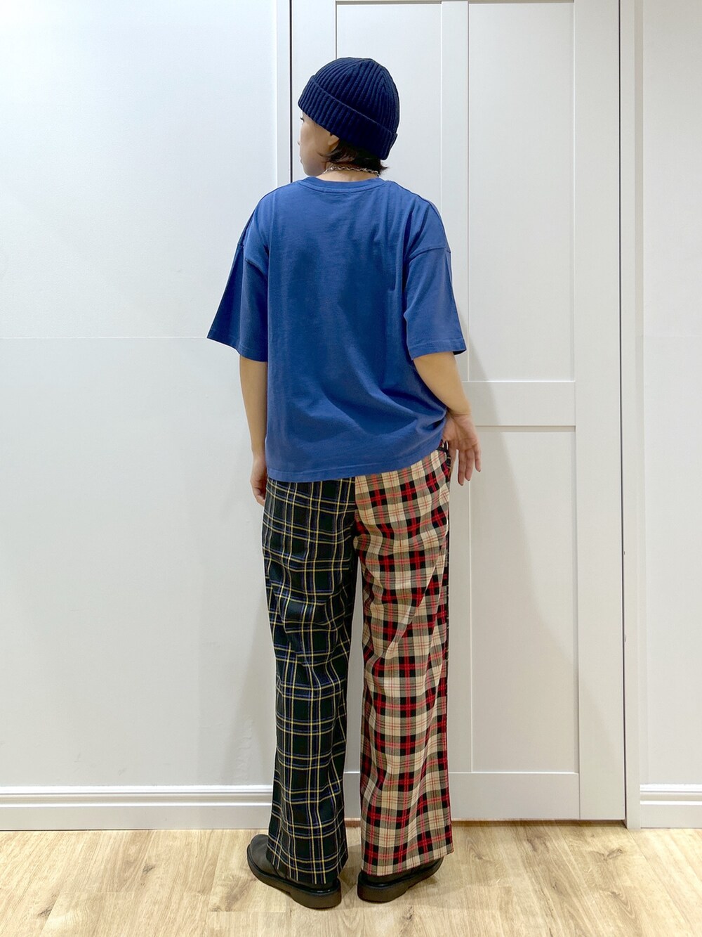 ブルー系のTシャツ/カットソー、ブラック系のシャツ/ブラウス、ブラック系のその他パンツを着用したレディースの秋コーディネートの5枚目の写真