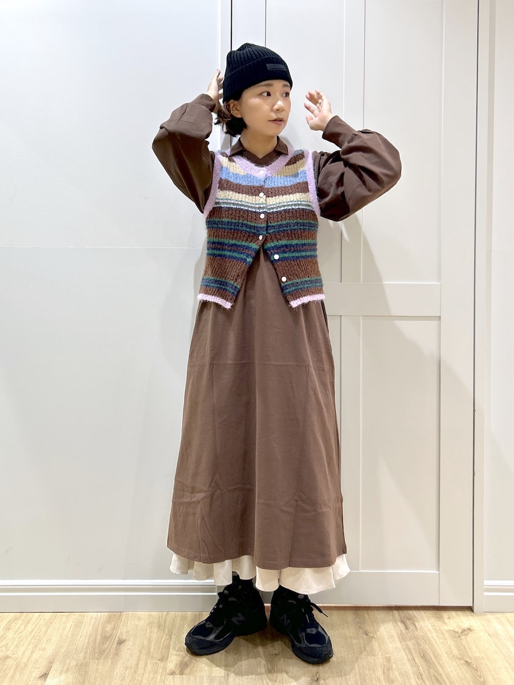 ブラウン系のニット/セーター、ブラウン系のワンピース、ベージュ系のスカートを着用したレディースの秋コーディネートの2枚目の写真