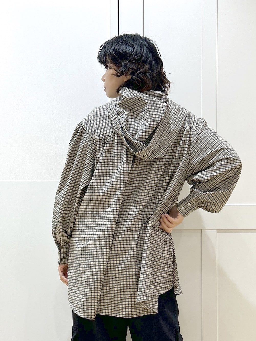 ホワイト系のミリタリージャケット、ベージュ系のシャツ/ブラウス、ブラック系のスウェットパンツを着用したレディースの冬コーディネートの9枚目の写真