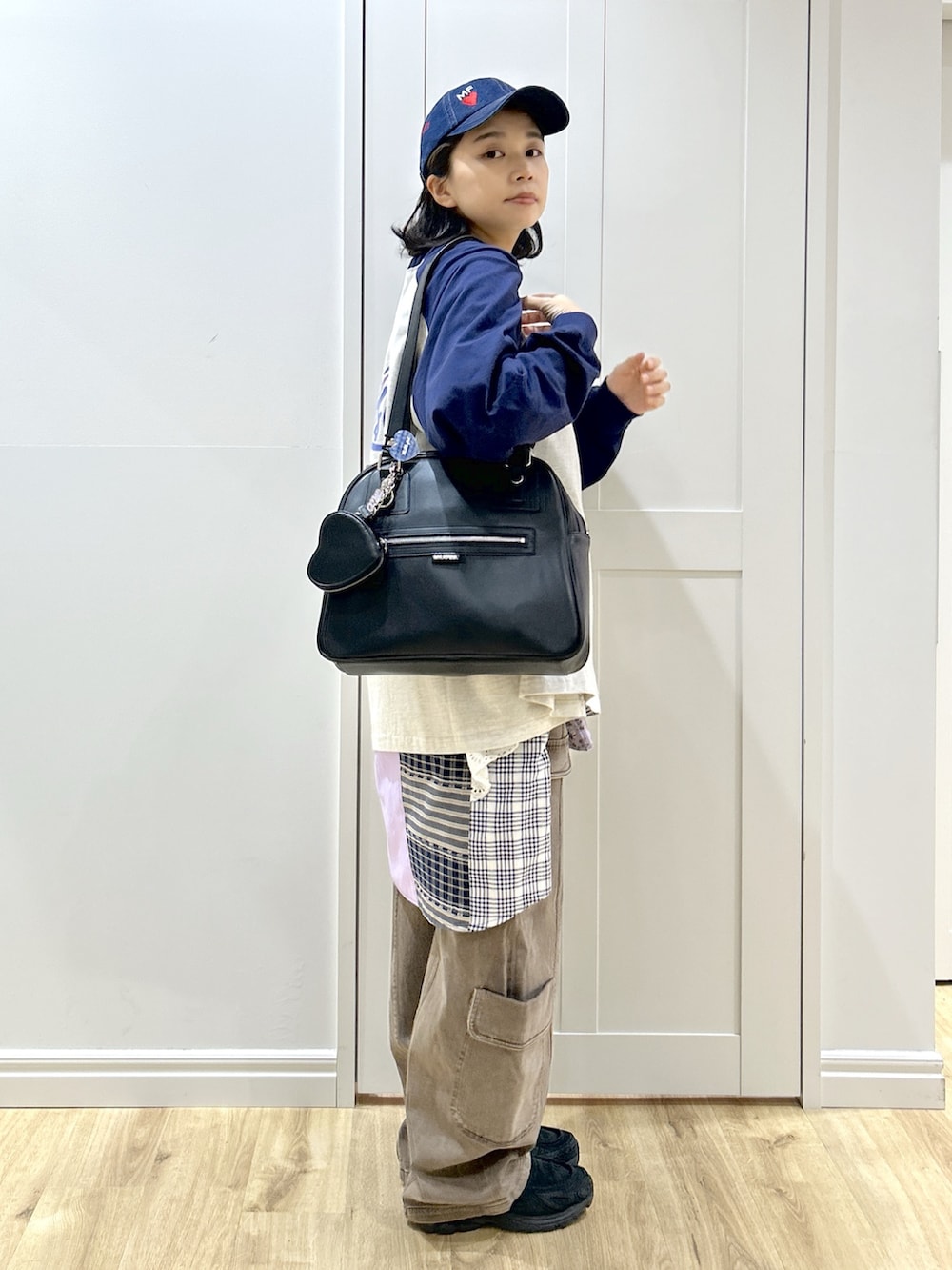 ベージュ系のTシャツ/カットソー、パープル系のシャツ/ブラウス、ブラウン系のその他パンツを着用したレディースの春コーディネートの3枚目の写真