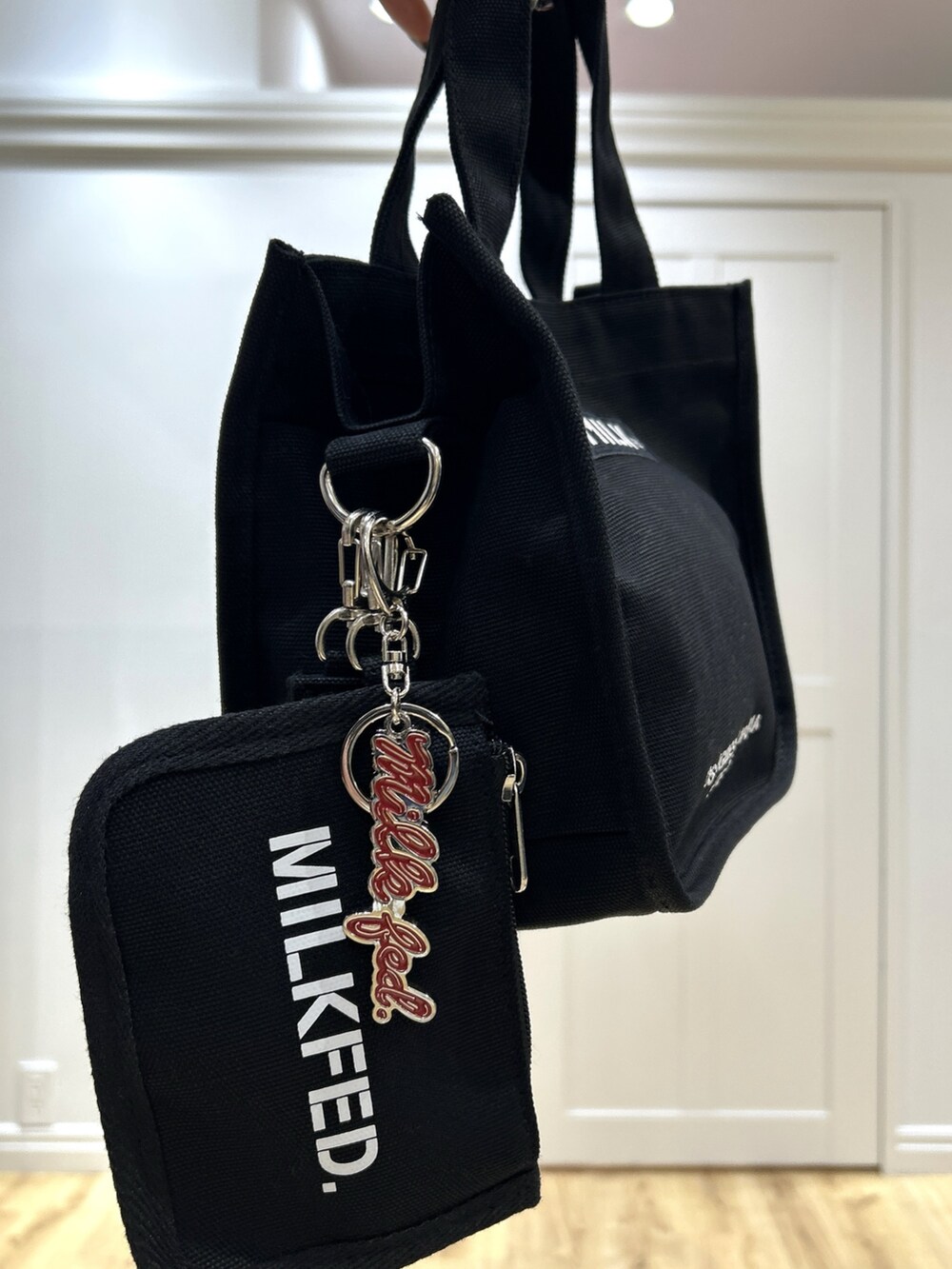 グレー系のTシャツ/カットソー、ベージュ系のマウンテンパーカー、ブルー系のデニムパンツを着用したレディースの秋コーディネートの10枚目の写真