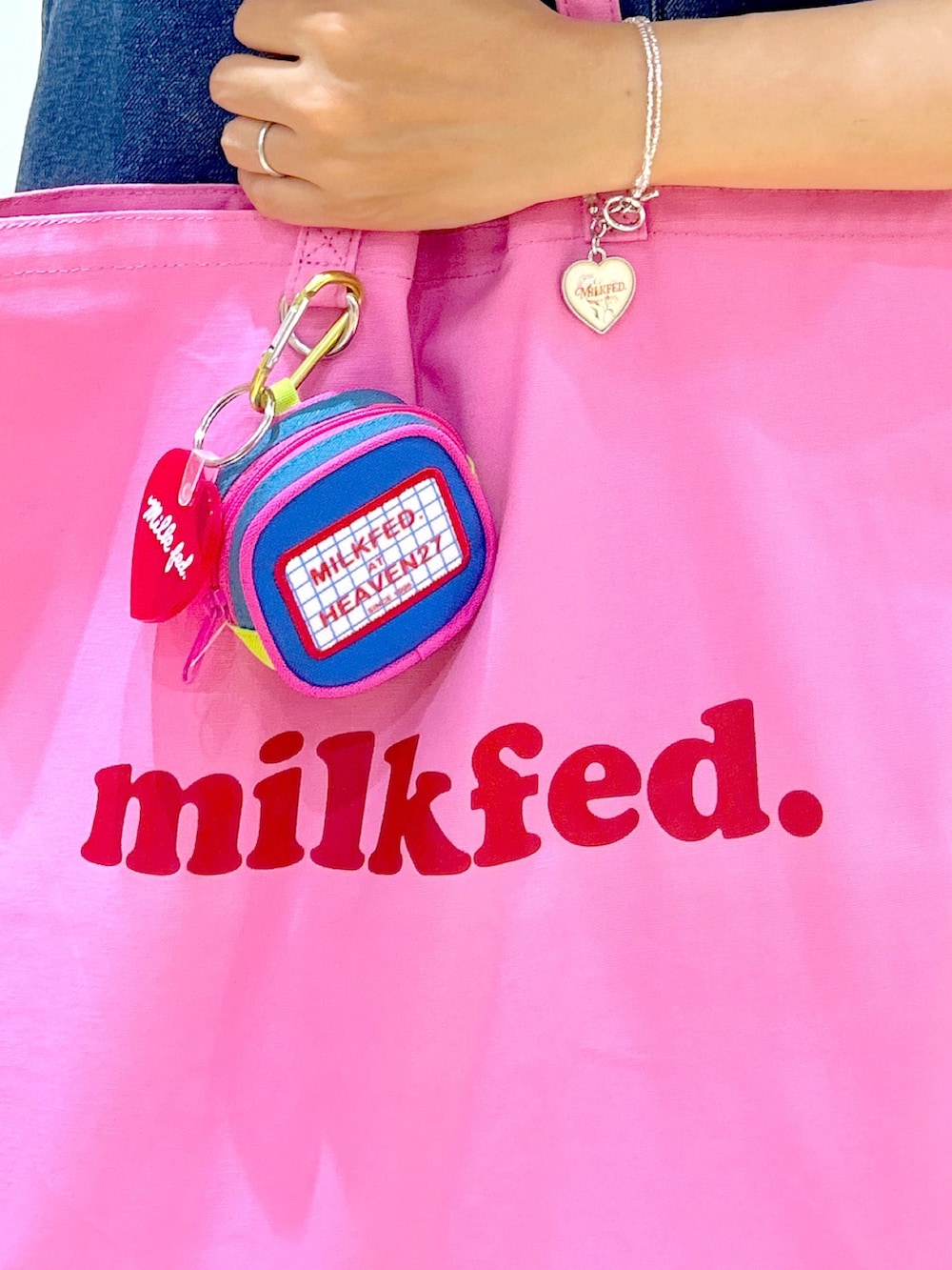 ホワイト系のシャツ/ブラウス、ブルー系のサロペット/オーバーオール、ピンク系のトートバッグを着用したレディースの夏コーディネートの4枚目の写真