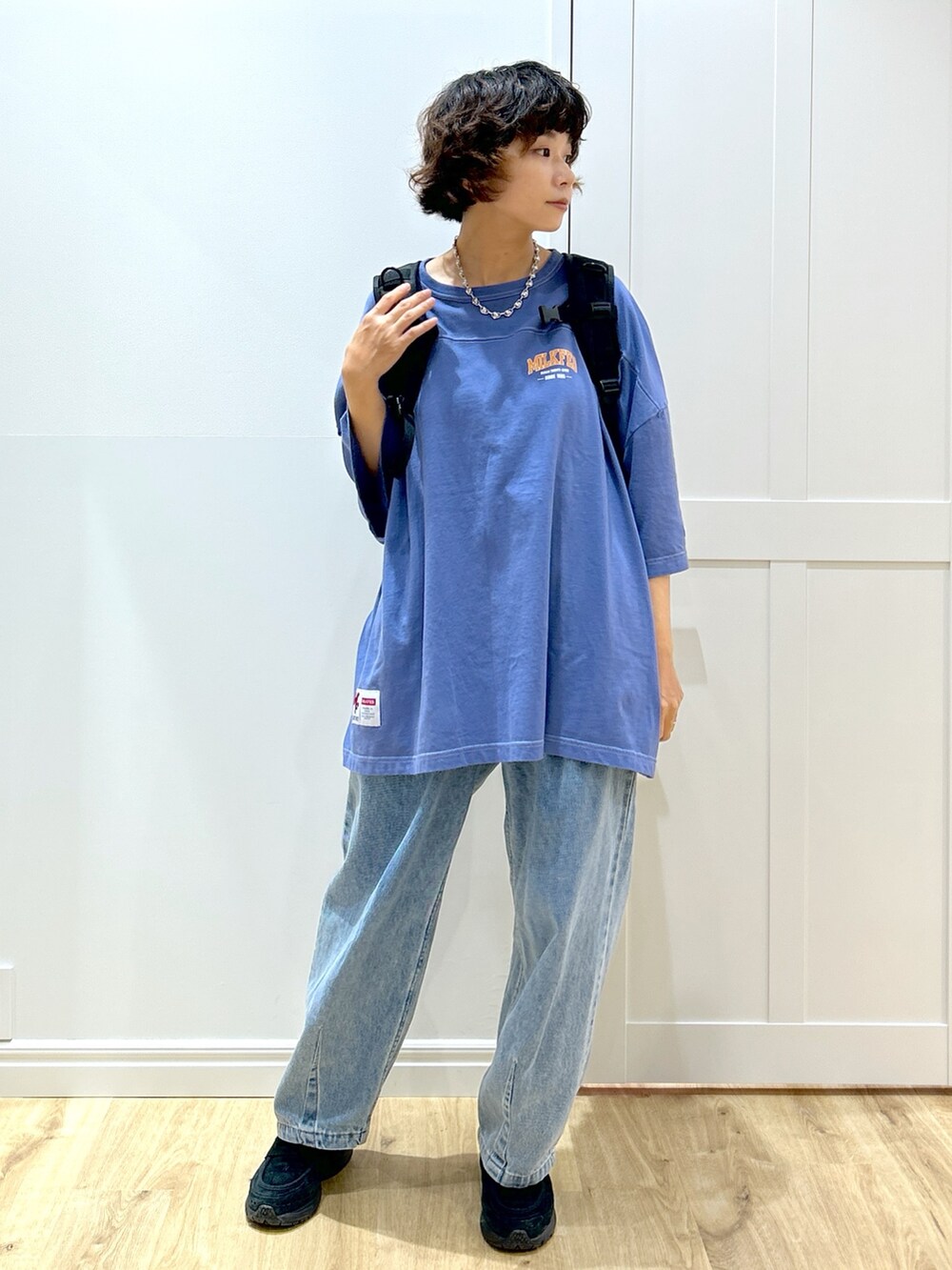 ブルー系のTシャツ/カットソー、ブルー系のデニムパンツ、ピンク系のバックパック/リュックを着用したレディースの夏コーディネートの3枚目の写真