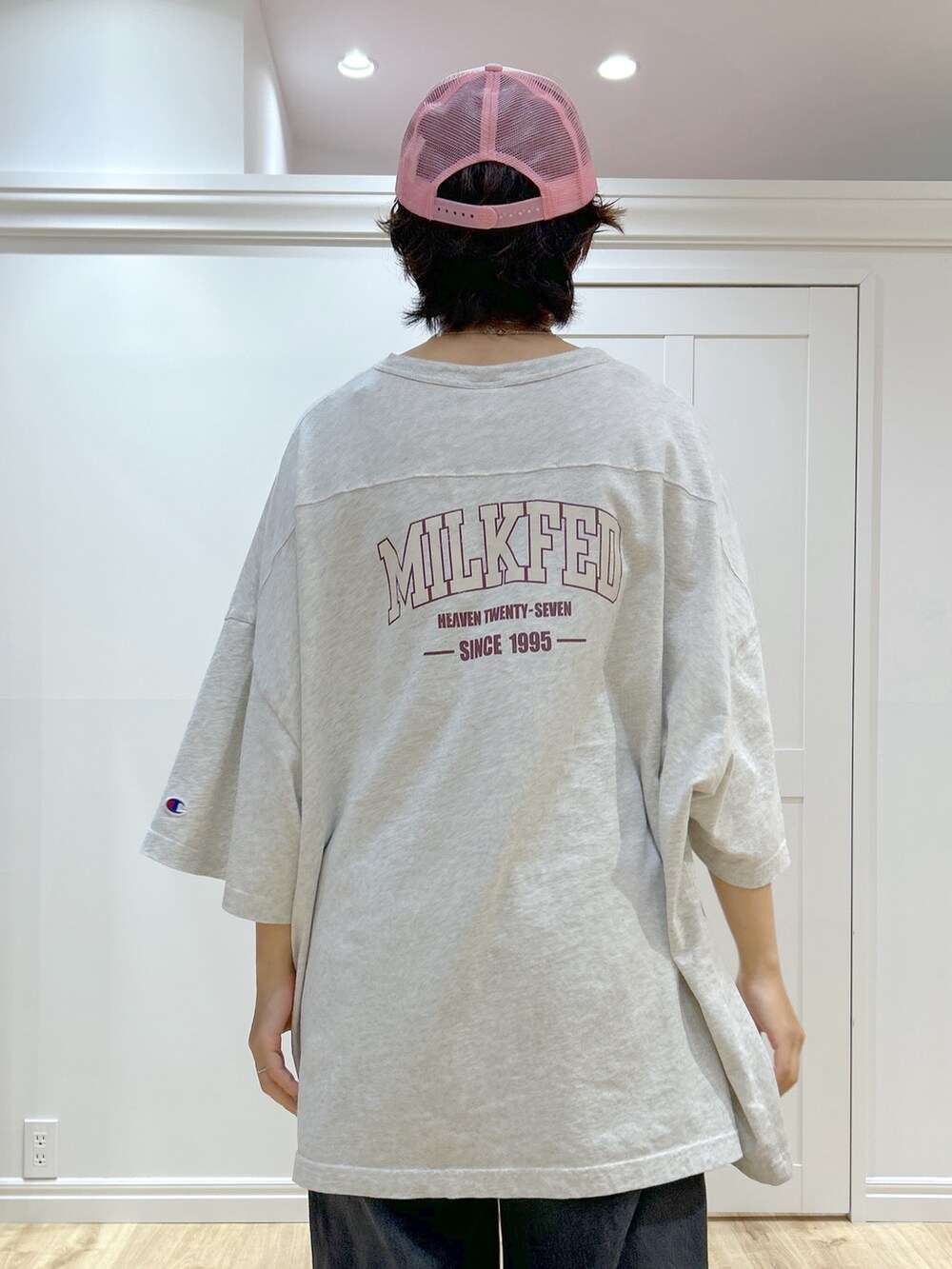 「カーゴパンツ、スポーツミックス、デニム、スニーカー、オトナカジュアル、お洒落さんとつながりたい、ママファッション、楽チンコーデ、ブラック、今日のコーデ、ootd、カジュアル、カジュアルコーデ、キャップ、メッセンジャーバッグ」｜「MILKFED.のCARGO PANTS（デニムパンツ、ブラック系）」を使った、MIKOTOさん（レディース・164cm）の夏コーディネートの5枚目の写真