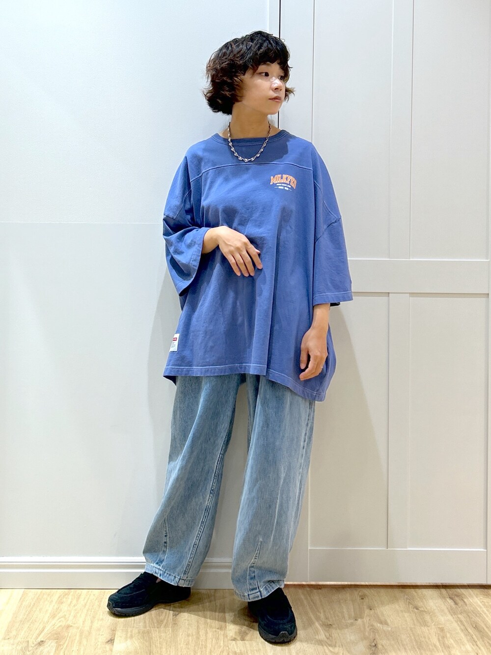 ブルー系のTシャツ/カットソー、ブルー系のデニムパンツ、ピンク系のバックパック/リュックを着用したレディースの夏コーディネートの5枚目の写真