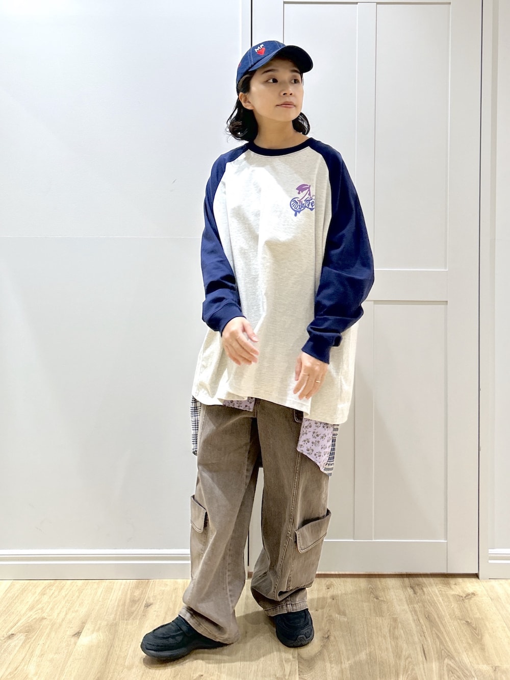 ベージュ系のTシャツ/カットソー、パープル系のシャツ/ブラウス、ブラウン系のその他パンツを着用したレディースの春コーディネートの5枚目の写真