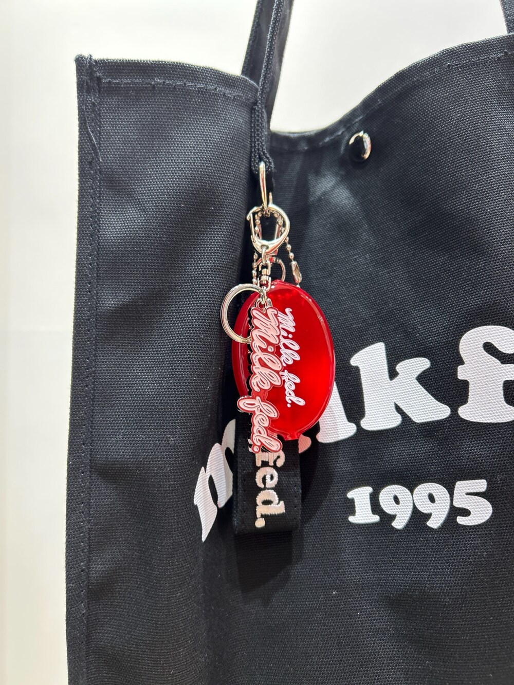 ブルー系のTシャツ/カットソー、ブラック系のシャツ/ブラウス、ブラック系のその他パンツを着用したレディースの秋コーディネートの6枚目の写真