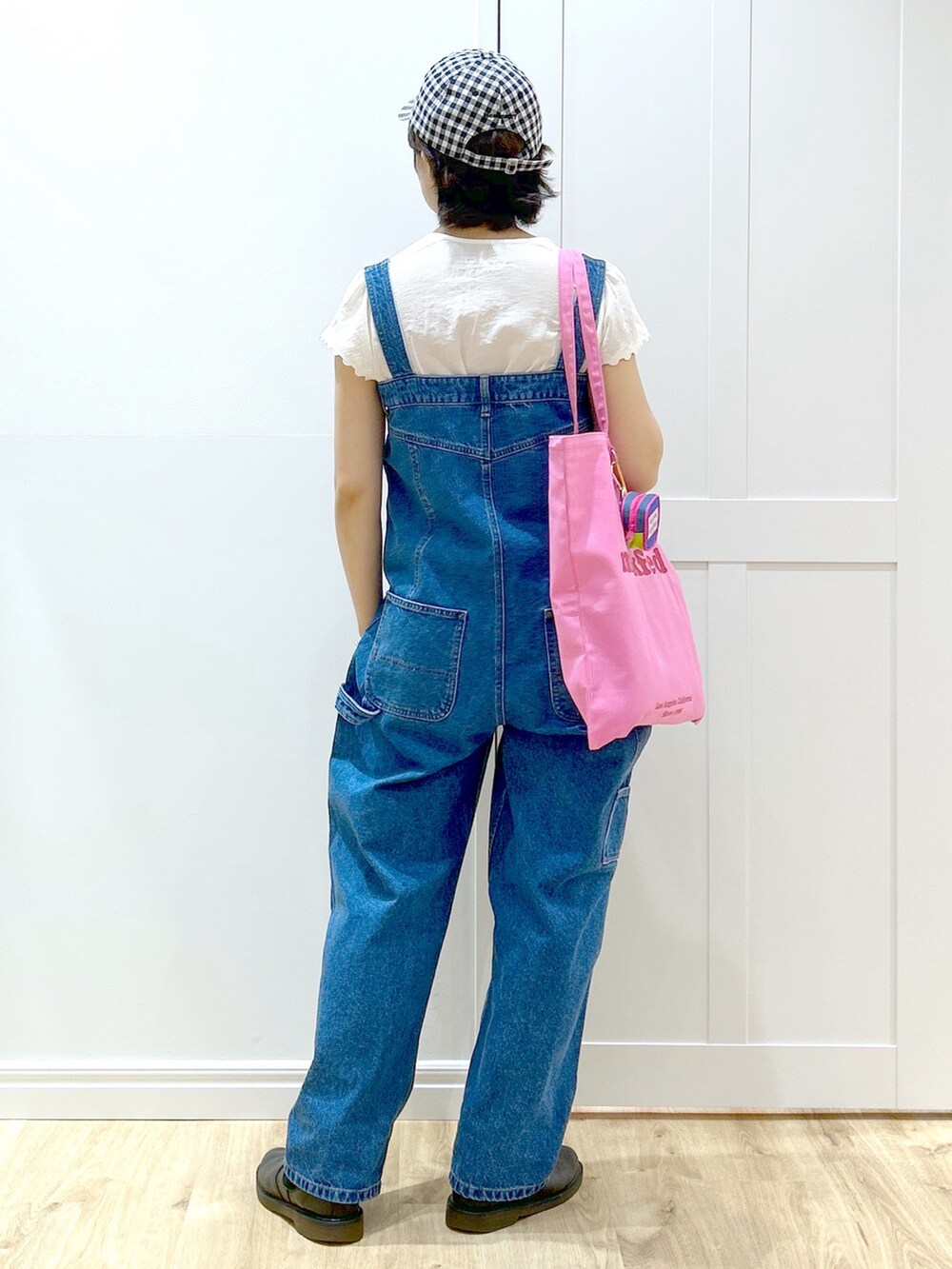 ホワイト系のシャツ/ブラウス、ブルー系のサロペット/オーバーオール、ピンク系のトートバッグを着用したレディースの夏コーディネートの2枚目の写真