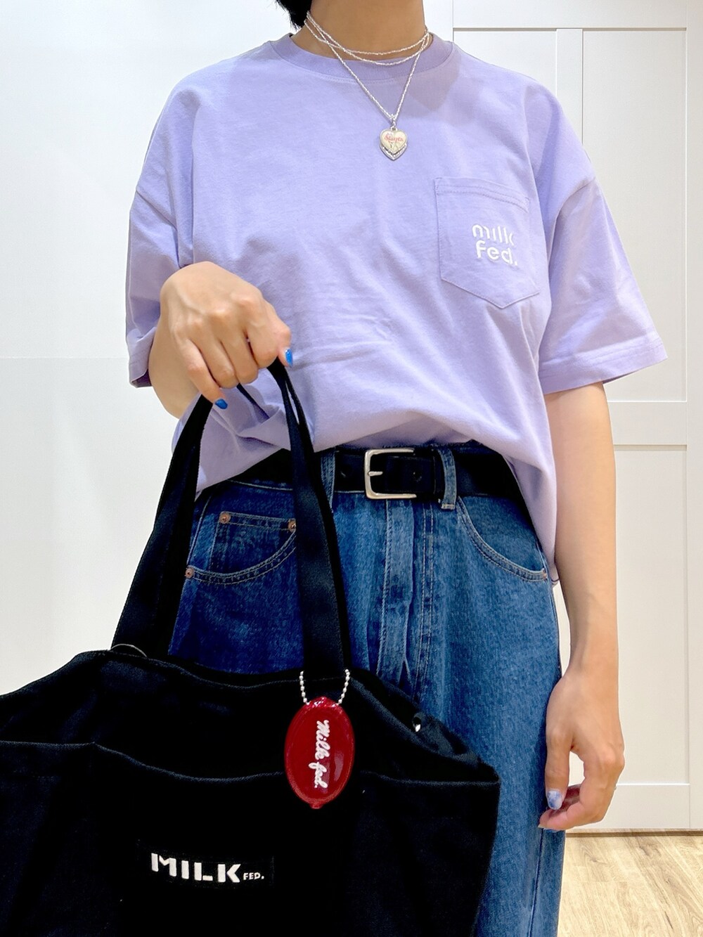 「柄シャツ、ショルダーバッグ、シャツスタイル、きれいめカジュアル、デニム、トートバッグ、パンツスタイル、高身長女子、おしゃれさんと繋がりたい、シャツコーデ、シャツ、デニムパンツ、MILKFED.、レイヤードスタイル、ドット」｜「MILKFED.のSOLID GAUZE SHIRT（シャツ/ブラウス、ホワイト系）」を使った、MIKOTOさん（レディース・164cm）の春コーディネートの6枚目の写真
