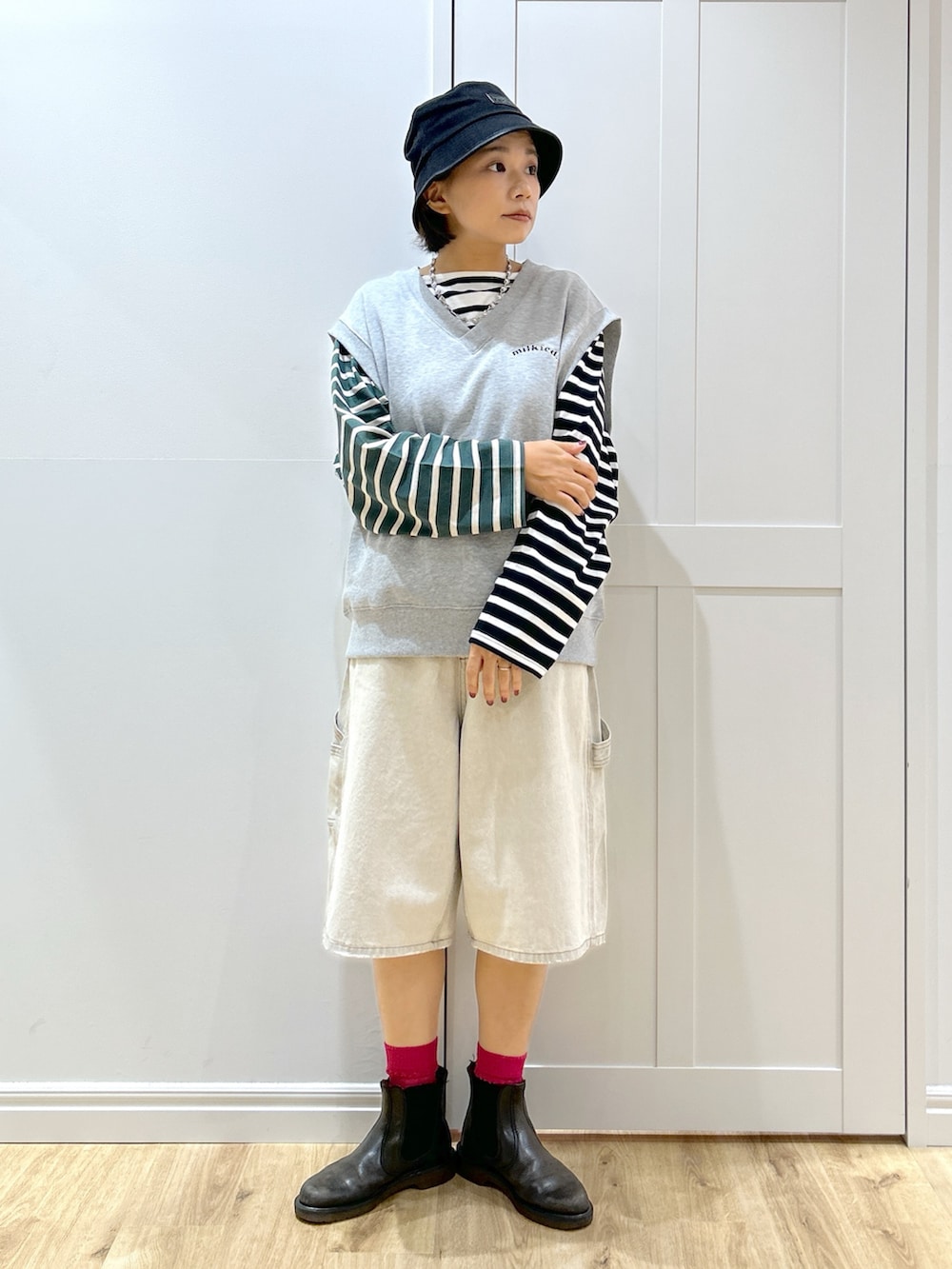 その他のTシャツ/カットソー、ホワイト系のデニムパンツ、グレー系のベストを着用したレディースの秋コーディネートの6枚目の写真