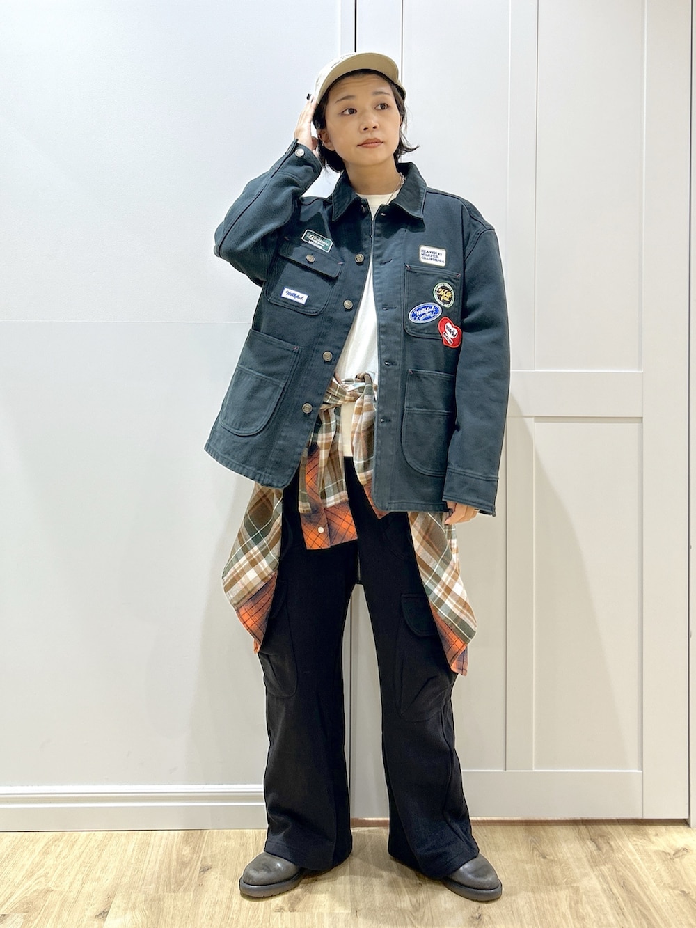 オレンジ系のシャツ/ブラウス、ブラック系のブルゾン、ホワイト系のTシャツ/カットソーを着用したレディースの秋コーディネートの5枚目の写真