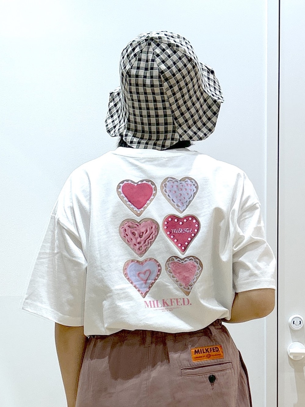 ホワイト系のTシャツ/カットソー、ベージュ系のその他パンツ、ホワイト系のハンドバッグを着用したレディースの夏コーディネートの4枚目の写真