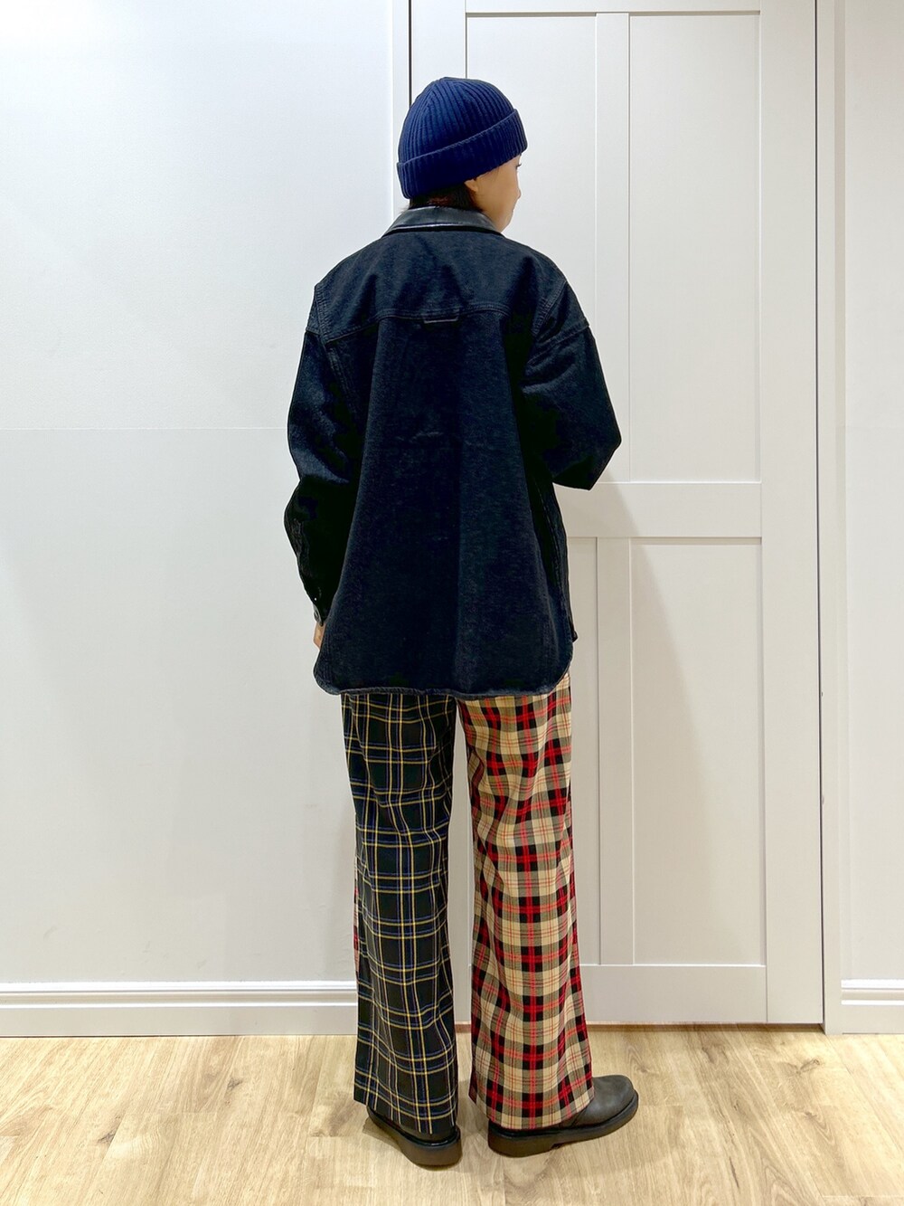 ブルー系のTシャツ/カットソー、ブラック系のシャツ/ブラウス、ブラック系のその他パンツを着用したレディースの秋コーディネートの3枚目の写真