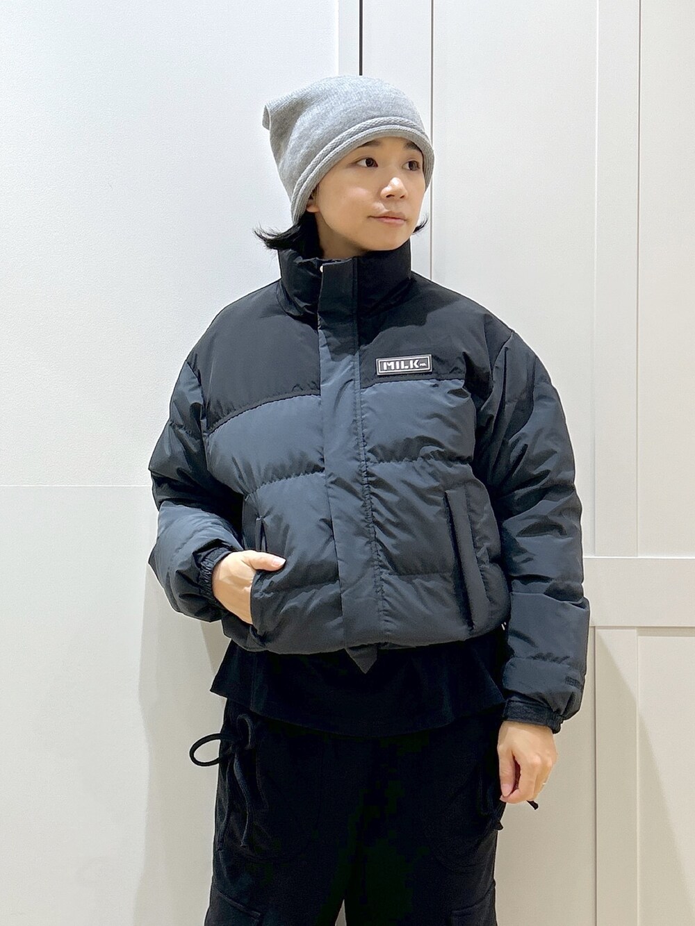 ブラック系のダウンジャケット/コート、ブラック系のTシャツ/カットソー、ブラック系のスウェットパンツを着用したレディースの冬コーディネートの5枚目の写真