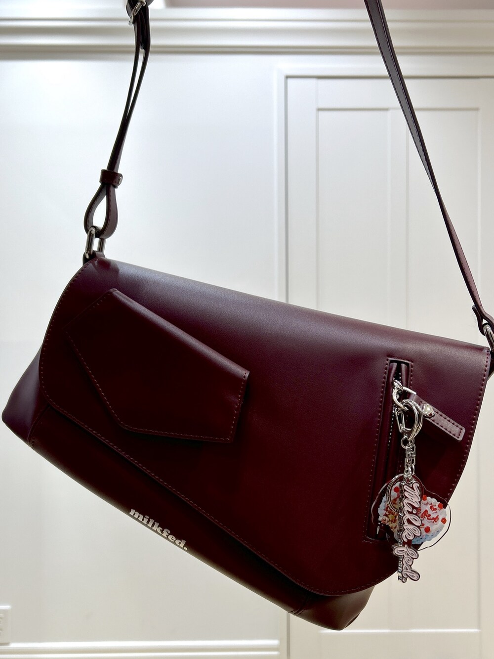 ブラウン系のニット/セーター、ブラウン系のワンピース、ベージュ系のスカートを着用したレディースの秋コーディネートの6枚目の写真