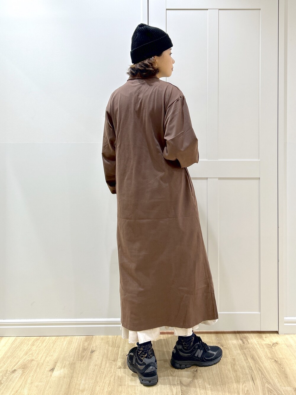 ブラウン系のニット/セーター、ブラウン系のワンピース、ベージュ系のスカートを着用したレディースの秋コーディネートの5枚目の写真