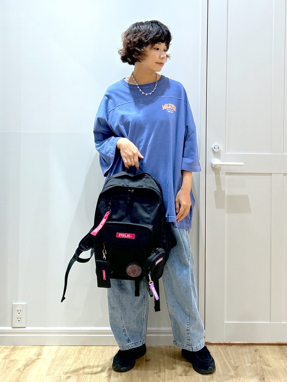 ブルー系のTシャツ/カットソー、ブルー系のデニムパンツ、ピンク系のバックパック/リュックを着用したレディースの夏コーディネートの4枚目の写真