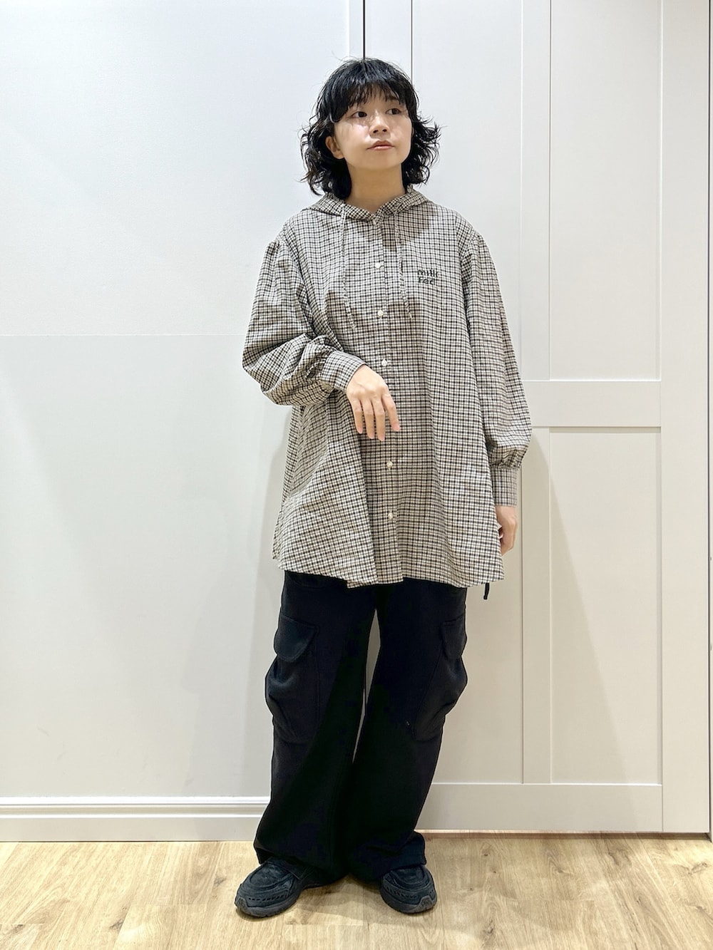 ホワイト系のミリタリージャケット、ベージュ系のシャツ/ブラウス、ブラック系のスウェットパンツを着用したレディースの冬コーディネートの6枚目の写真