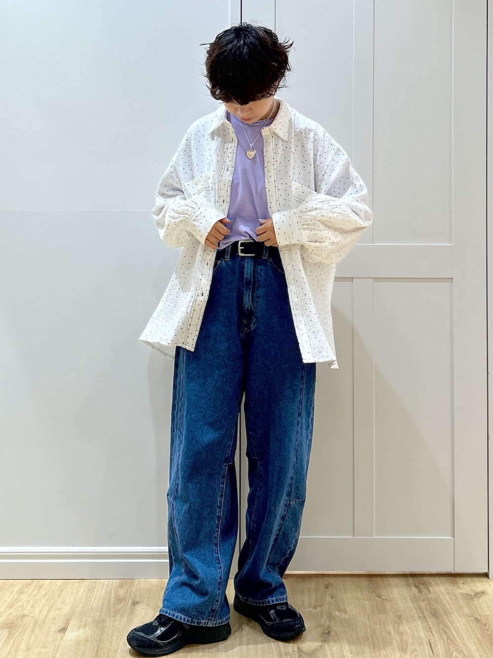 「柄シャツ、ショルダーバッグ、シャツスタイル、きれいめカジュアル、デニム、トートバッグ、パンツスタイル、高身長女子、おしゃれさんと繋がりたい、シャツコーデ、シャツ、デニムパンツ、MILKFED.、レイヤードスタイル、ドット」｜「MILKFED.のSOLID GAUZE SHIRT（シャツ/ブラウス、ホワイト系）」を使った、MIKOTOさん（レディース・164cm）の春コーディネートの3枚目の写真