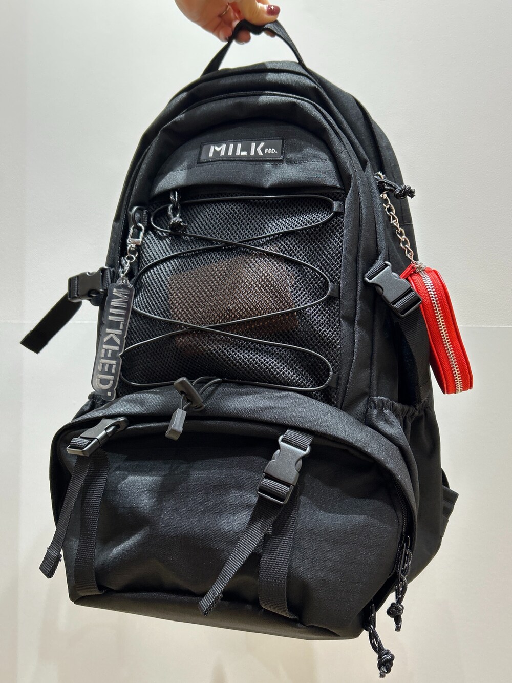 その他のTシャツ/カットソー、ホワイト系のデニムパンツ、グレー系のベストを着用したレディースの秋コーディネートの7枚目の写真