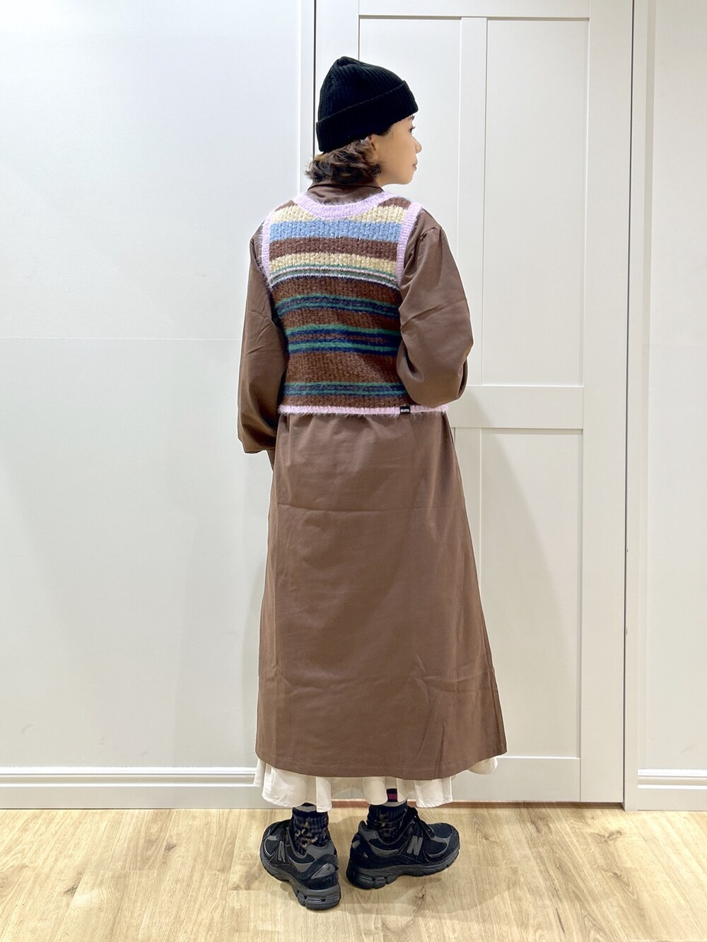 ブラウン系のニット/セーター、ブラウン系のワンピース、ベージュ系のスカートを着用したレディースの秋コーディネートの3枚目の写真