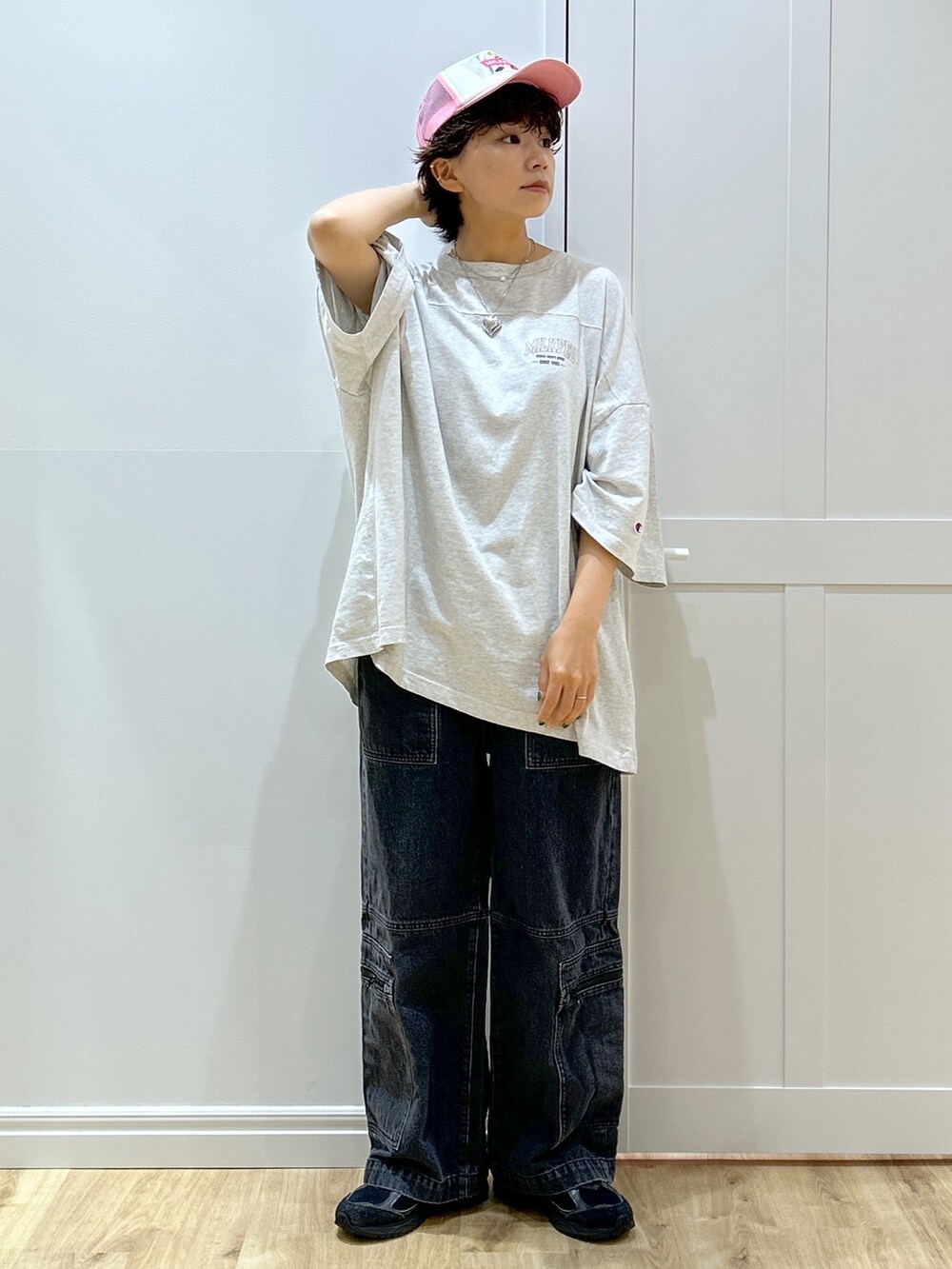 「カーゴパンツ、スポーツミックス、デニム、スニーカー、オトナカジュアル、お洒落さんとつながりたい、ママファッション、楽チンコーデ、ブラック、今日のコーデ、ootd、カジュアル、カジュアルコーデ、キャップ、メッセンジャーバッグ」｜「MILKFED.のCARGO PANTS（デニムパンツ、ブラック系）」を使った、MIKOTOさん（レディース・164cm）の夏コーディネートの4枚目の写真