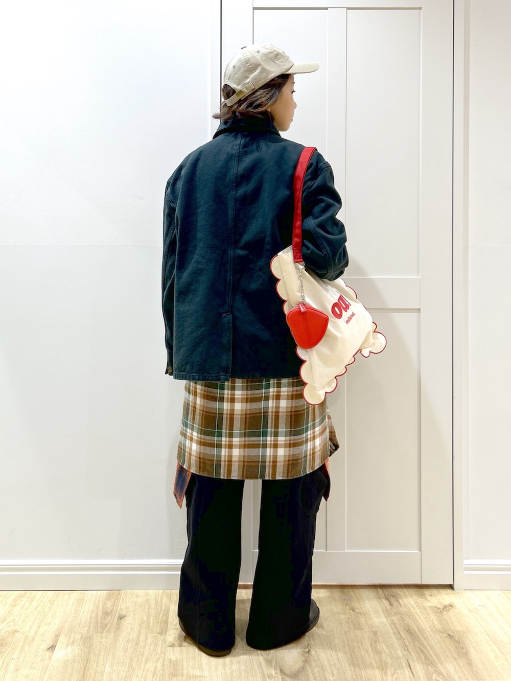 オレンジ系のシャツ/ブラウス、ブラック系のブルゾン、ホワイト系のTシャツ/カットソーを着用したレディースの秋コーディネートの3枚目の写真